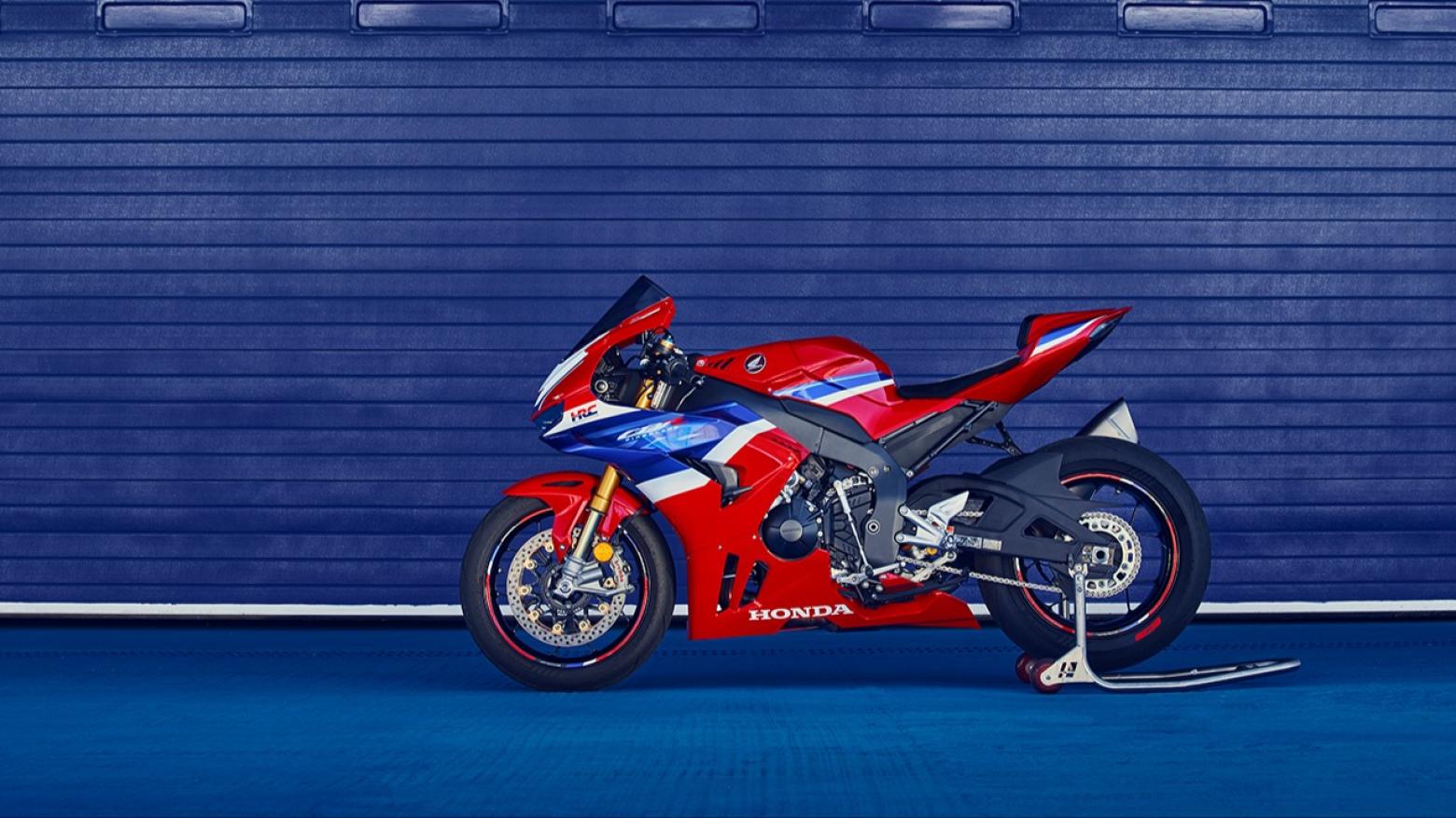 Honda CBR1000RR-R Motosiklet Özellikleri : Honda CBR1000RR-R 217.5hp Güç, 112nm. Tork, 330km/h Top Speed, 1000cc Motor Hacmi,  Fiyat : 1543250TL Fiyat, , 201kg Ağırlık, Ön / Arka (320 mm, radyal monte Brembo marka 4 piston kaliperli çift disk / 220 mm 2 piston kaliperli tek disk) 2 KanallıABS Fren, Ön - Arka(120/70 R17 / 200/55 R17)