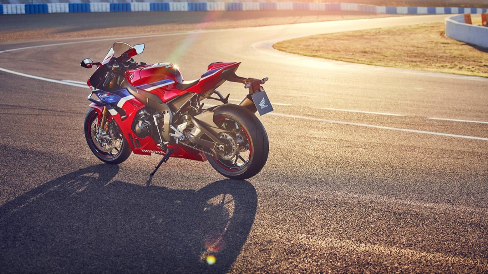 Honda CBR1000RR-R Motosiklet Özellikleri : Honda CBR1000RR-R 217.5hp Güç, 112nm. Tork, 330km/h Top Speed, 1000cc Motor Hacmi,  Fiyat : 1543250TL Fiyat, , 201kg Ağırlık, Ön / Arka (320 mm, radyal monte Brembo marka 4 piston kaliperli çift disk / 220 mm 2 piston kaliperli tek disk) 2 KanallıABS Fren, Ön - Arka(120/70 R17 / 200/55 R17)