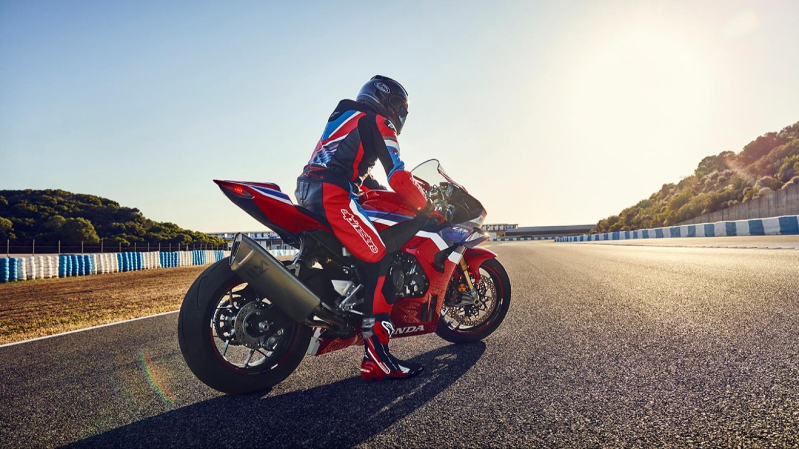 Honda CBR1000RR-R Motosiklet Özellikleri : Honda CBR1000RR-R 217.5hp Güç, 112nm. Tork, 330km/h Top Speed, 1000cc Motor Hacmi,  Fiyat : 1543250TL Fiyat, , 201kg Ağırlık, Ön / Arka (320 mm, radyal monte Brembo marka 4 piston kaliperli çift disk / 220 mm 2 piston kaliperli tek disk) 2 KanallıABS Fren, Ön - Arka(120/70 R17 / 200/55 R17)