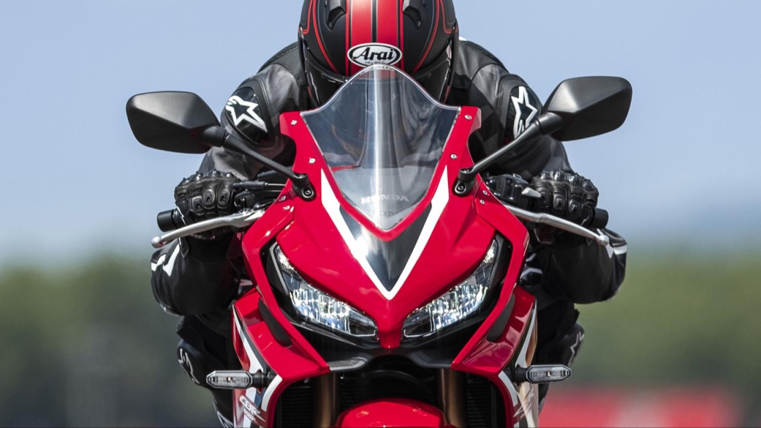 Honda CBR650R Motosiklet Özellikleri : Honda CBR650R 95.1hp Güç, 63nm. Tork, 264km/h Top Speed, 650cc Motor Hacmi,  Fiyat : 521250TL Fiyat, , 208kg Ağırlık, Ön / Arka (310 mm x 4.5 mm 4 piston kaliperli çift hidrolik disk / 240 mmx 5 mm tek piston kaliperli hidrolik diska) 2 KanallıABS Fren, Ön - Arka(120/70 R17 / 180/55 R17)