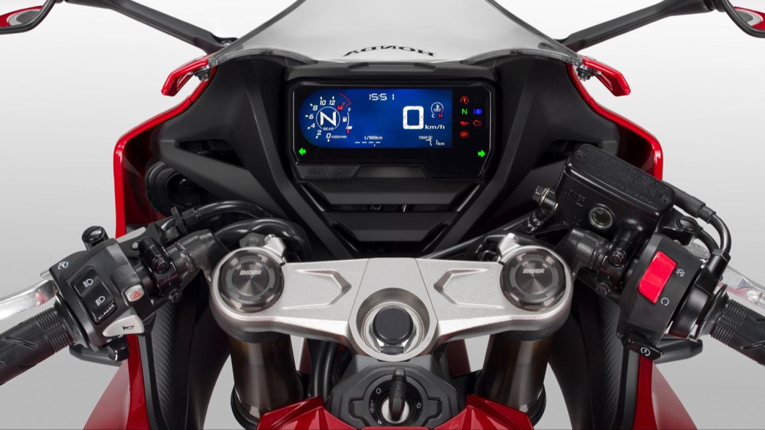 Honda CBR650R Motosiklet Özellikleri : Honda CBR650R 95.1hp Güç, 63nm. Tork, 264km/h Top Speed, 650cc Motor Hacmi,  Fiyat : 521250TL Fiyat, , 208kg Ağırlık, Ön / Arka (310 mm x 4.5 mm 4 piston kaliperli çift hidrolik disk / 240 mmx 5 mm tek piston kaliperli hidrolik diska) 2 KanallıABS Fren, Ön - Arka(120/70 R17 / 180/55 R17)