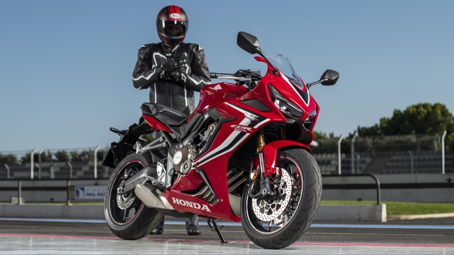 Honda CBR650R Motosiklet Özellikleri : Honda CBR650R 95.1hp Güç, 63nm. Tork, 264km/h Top Speed, 650cc Motor Hacmi,  Fiyat : 521250TL Fiyat, , 208kg Ağırlık, Ön / Arka (310 mm x 4.5 mm 4 piston kaliperli çift hidrolik disk / 240 mmx 5 mm tek piston kaliperli hidrolik diska) 2 KanallıABS Fren, Ön - Arka(120/70 R17 / 180/55 R17)