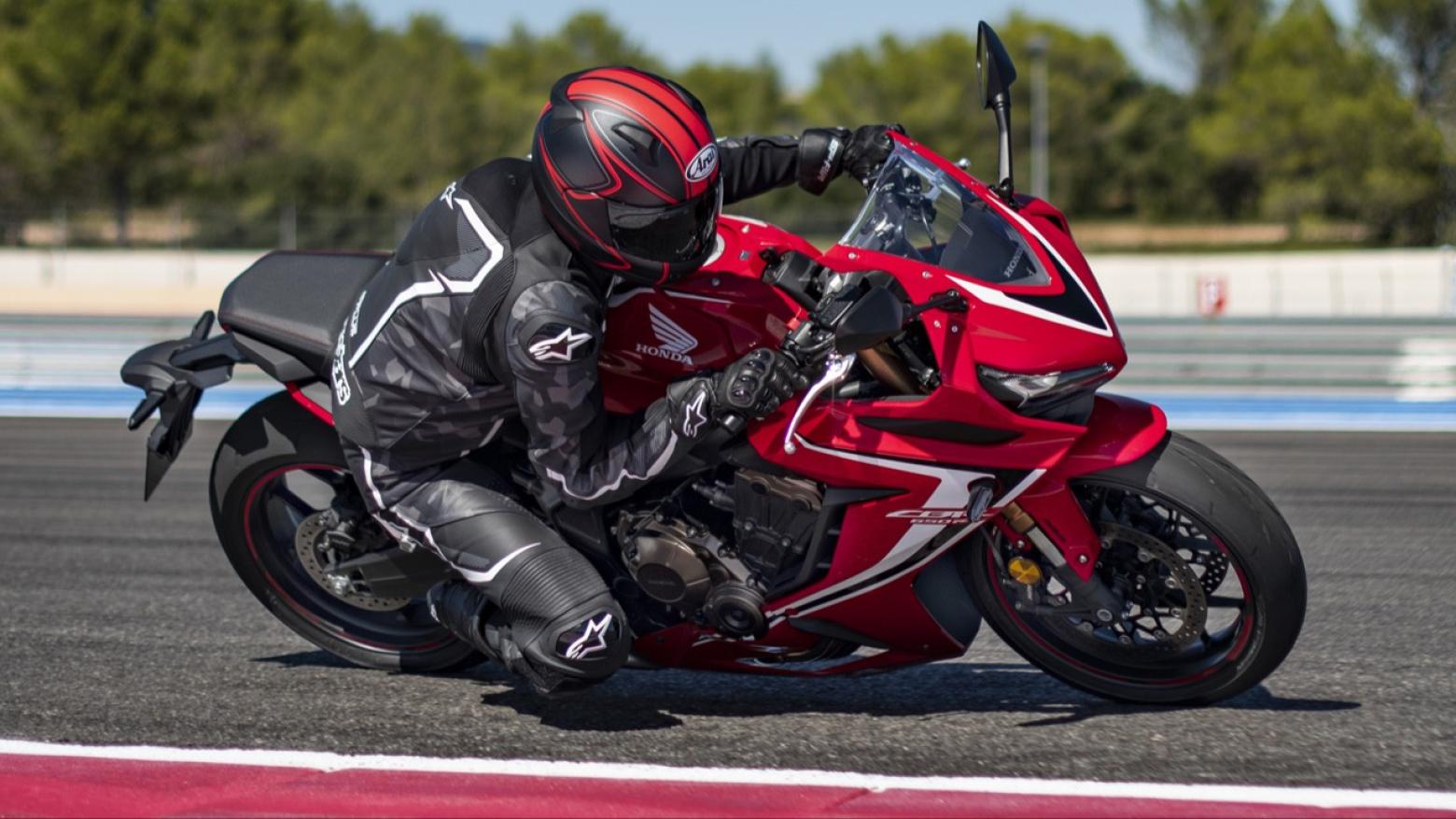 Honda CBR650R Motosiklet Özellikleri : Honda CBR650R 95.1hp Güç, 63nm. Tork, 264km/h Top Speed, 650cc Motor Hacmi,  Fiyat : 521250TL Fiyat, , 208kg Ağırlık, Ön / Arka (310 mm x 4.5 mm 4 piston kaliperli çift hidrolik disk / 240 mmx 5 mm tek piston kaliperli hidrolik diska) 2 KanallıABS Fren, Ön - Arka(120/70 R17 / 180/55 R17)