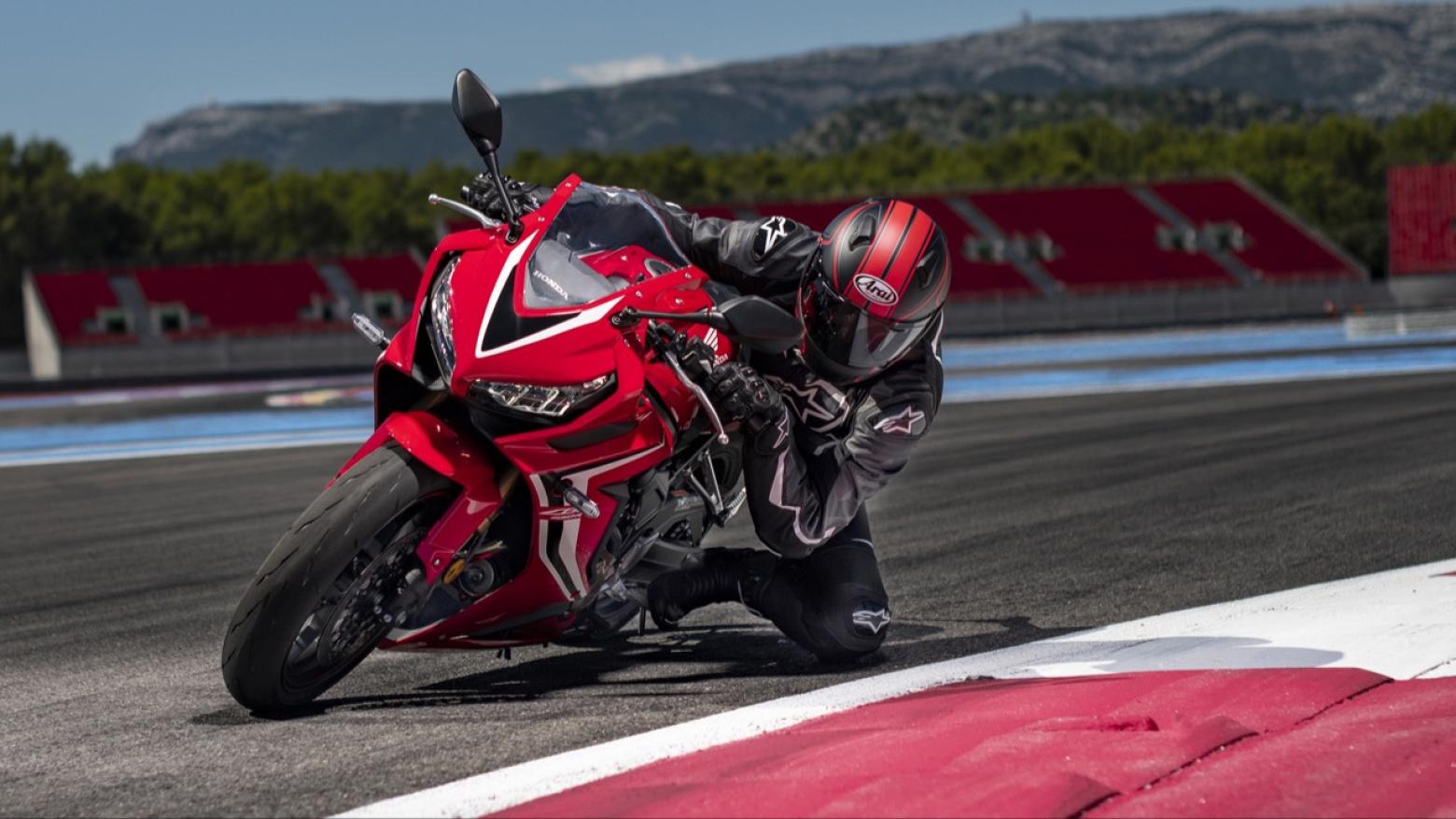 Honda CBR650R Motosiklet Özellikleri : Honda CBR650R 95.1hp Güç, 63nm. Tork, 264km/h Top Speed, 650cc Motor Hacmi,  Fiyat : 521250TL Fiyat, , 208kg Ağırlık, Ön / Arka (310 mm x 4.5 mm 4 piston kaliperli çift hidrolik disk / 240 mmx 5 mm tek piston kaliperli hidrolik diska) 2 KanallıABS Fren, Ön - Arka(120/70 R17 / 180/55 R17)