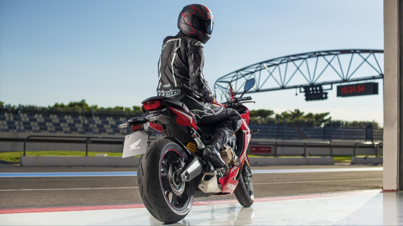 Honda CBR650R Motosiklet Özellikleri : Honda CBR650R 95.1hp Güç, 63nm. Tork, 264km/h Top Speed, 650cc Motor Hacmi,  Fiyat : 521250TL Fiyat, , 208kg Ağırlık, Ön / Arka (310 mm x 4.5 mm 4 piston kaliperli çift hidrolik disk / 240 mmx 5 mm tek piston kaliperli hidrolik diska) 2 KanallıABS Fren, Ön - Arka(120/70 R17 / 180/55 R17)