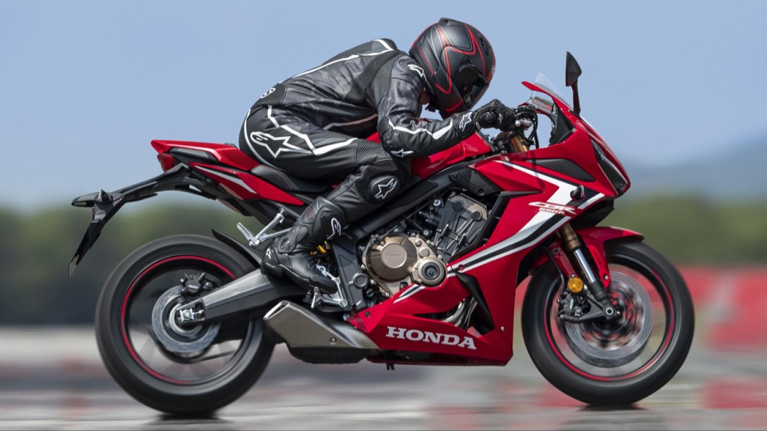 Honda CBR650R Motosiklet Özellikleri : Honda CBR650R 95.1hp Güç, 63nm. Tork, 264km/h Top Speed, 650cc Motor Hacmi,  Fiyat : 521250TL Fiyat, , 208kg Ağırlık, Ön / Arka (310 mm x 4.5 mm 4 piston kaliperli çift hidrolik disk / 240 mmx 5 mm tek piston kaliperli hidrolik diska) 2 KanallıABS Fren, Ön - Arka(120/70 R17 / 180/55 R17)