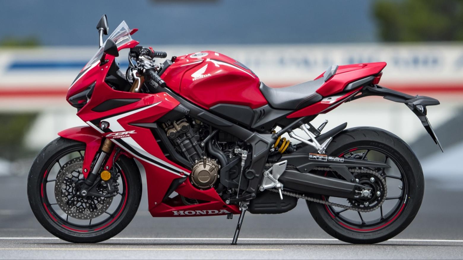 Honda CBR650R Motosiklet Özellikleri : Honda CBR650R 95.1hp Güç, 63nm. Tork, 264km/h Top Speed, 650cc Motor Hacmi,  Fiyat : 521250TL Fiyat, , 208kg Ağırlık, Ön / Arka (310 mm x 4.5 mm 4 piston kaliperli çift hidrolik disk / 240 mmx 5 mm tek piston kaliperli hidrolik diska) 2 KanallıABS Fren, Ön - Arka(120/70 R17 / 180/55 R17)
