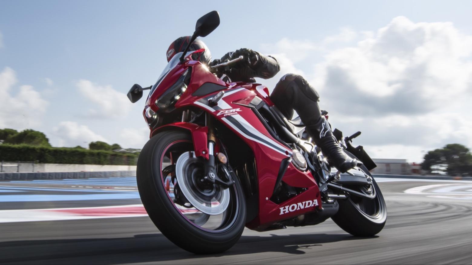 Honda CBR650R Motosiklet Özellikleri : Honda CBR650R 95.1hp Güç, 63nm. Tork, 264km/h Top Speed, 650cc Motor Hacmi,  Fiyat : 521250TL Fiyat, , 208kg Ağırlık, Ön / Arka (310 mm x 4.5 mm 4 piston kaliperli çift hidrolik disk / 240 mmx 5 mm tek piston kaliperli hidrolik diska) 2 KanallıABS Fren, Ön - Arka(120/70 R17 / 180/55 R17)