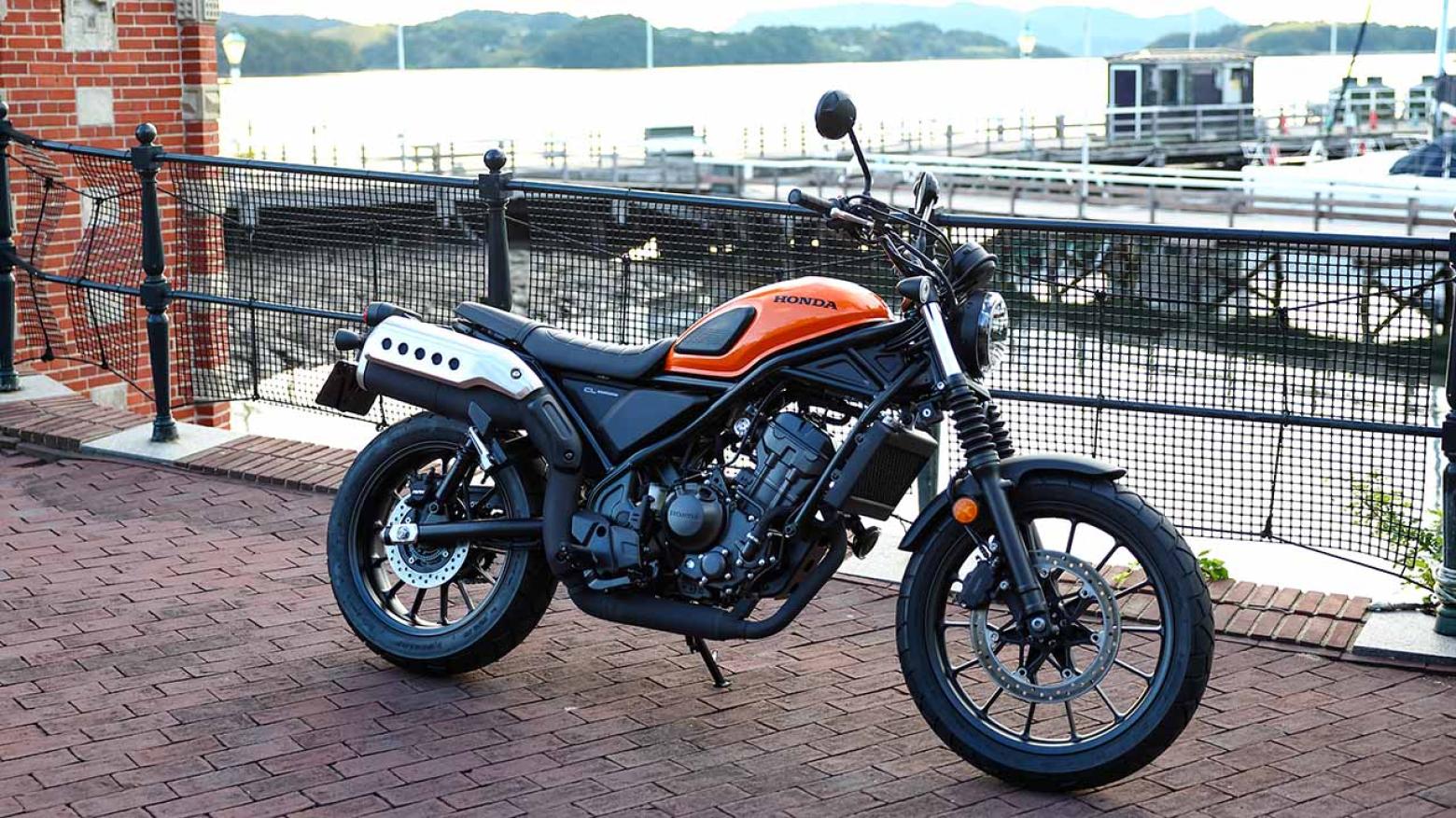 Honda CL250 Motosiklet Özellikleri : Honda CL250 24.2hp Güç, 23.1nm. Tork, 140km/h Top Speed, 250cc Motor Hacmi,  Fiyat : 242000TL Fiyat, , 172kg Ağırlık, Ön Arka Disk ABS Fren, Ön - Arka(110/80R19M/C 59H / 150/70R17M/C 69H)