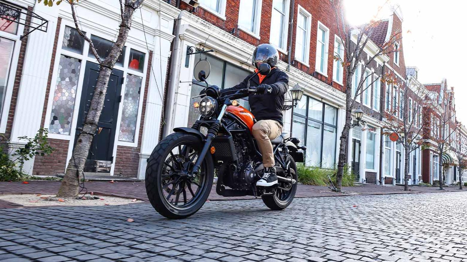 Honda CL250 Motosiklet Özellikleri : Honda CL250 24.2hp Güç, 23.1nm. Tork, 140km/h Top Speed, 250cc Motor Hacmi,  Fiyat : 242000TL Fiyat, , 172kg Ağırlık, Ön Arka Disk ABS Fren, Ön - Arka(110/80R19M/C 59H / 150/70R17M/C 69H)