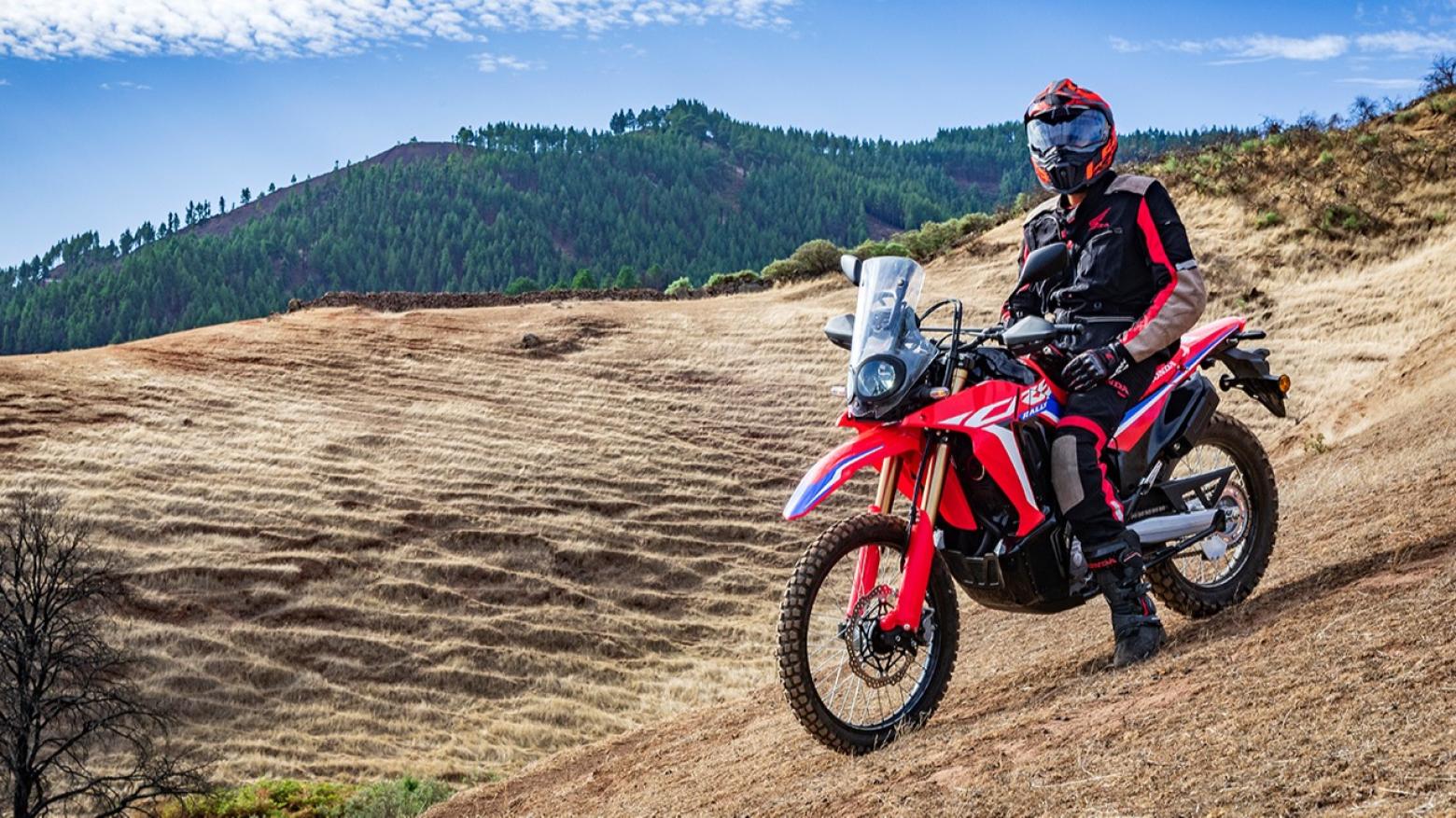 Honda CRF250 Rally Motosiklet Özellikleri : Honda CRF250 Rally 24hp Güç, 23nm. Tork, 137km/h Top Speed, 250cc Motor Hacmi,  Fiyat : 243000TL Fiyat, , 152kg Ağırlık, Ön / Arka (296 mm x 3.5mm çift piston kaliperli disk / 296 mm x 3.5mm tek piston kaliperli disk) 2 Kanallı ABS Fren, Ön - Arka(80/100-21M/C 51P /120/80-18M/C 62P)