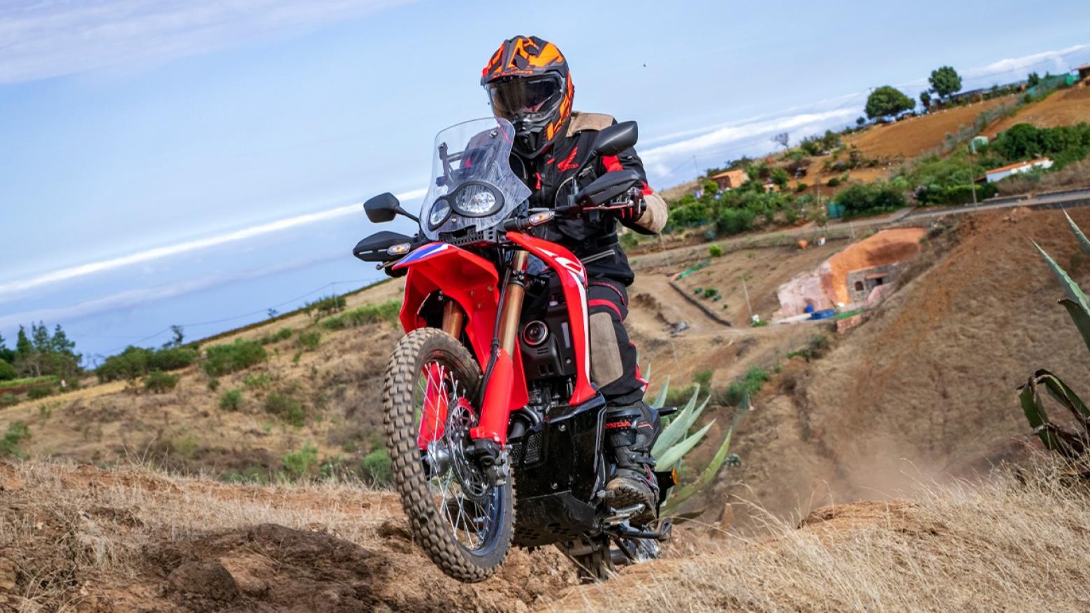 Honda CRF250 Rally Motosiklet Özellikleri : Honda CRF250 Rally 24hp Güç, 23nm. Tork, 137km/h Top Speed, 250cc Motor Hacmi,  Fiyat : 243000TL Fiyat, , 152kg Ağırlık, Ön / Arka (296 mm x 3.5mm çift piston kaliperli disk / 296 mm x 3.5mm tek piston kaliperli disk) 2 Kanallı ABS Fren, Ön - Arka(80/100-21M/C 51P /120/80-18M/C 62P)