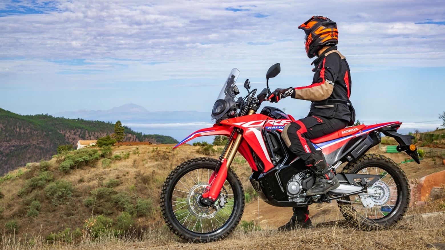 Honda CRF250 Rally Motosiklet Özellikleri : Honda CRF250 Rally 24hp Güç, 23nm. Tork, 137km/h Top Speed, 250cc Motor Hacmi,  Fiyat : 243000TL Fiyat, , 152kg Ağırlık, Ön / Arka (296 mm x 3.5mm çift piston kaliperli disk / 296 mm x 3.5mm tek piston kaliperli disk) 2 Kanallı ABS Fren, Ön - Arka(80/100-21M/C 51P /120/80-18M/C 62P)