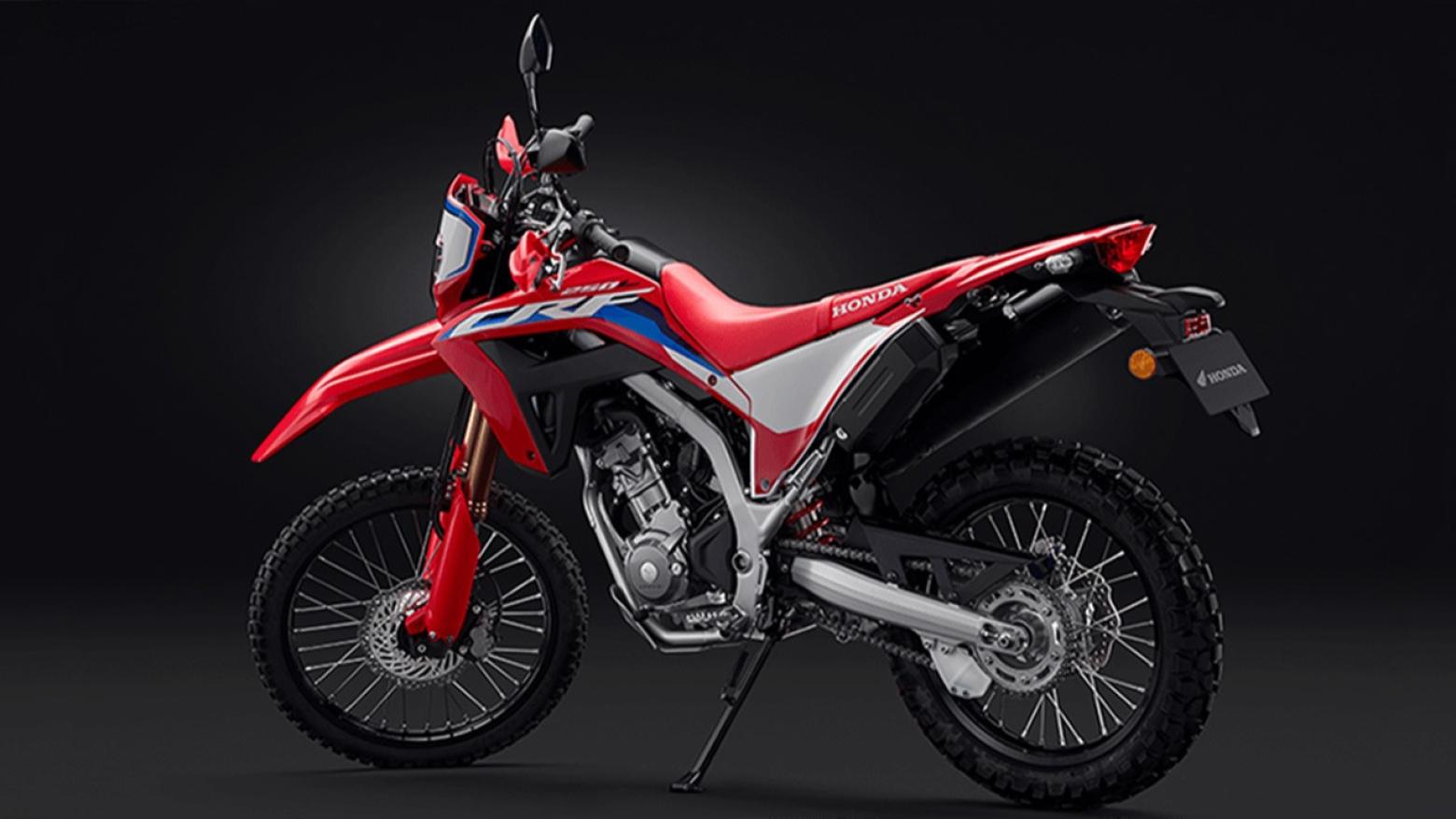 Honda CRF250L Motosiklet Özellikleri : Honda CRF250L 24hp Güç, 23nm. Tork, 150km/h Top Speed, 250cc Motor Hacmi,  Fiyat : 220750TL Fiyat, , 142kg Ağırlık, Ön / Arka (256 mm x 3,5 mm çift pistonlu kaliper / 220 mm x 4.5mm tek pistonlu kaliper) 2 Kanallı ABS Fren, Ön - Arka( 80/100-21M/C 61P / 120/80-18M/C 62P)