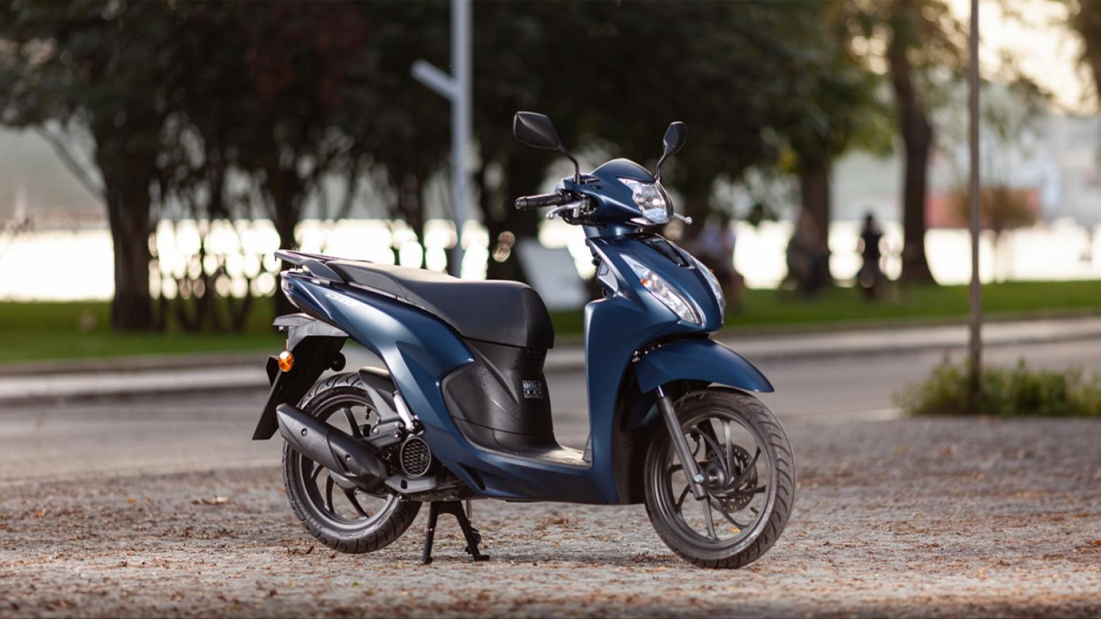 Honda Dio Motosiklet Özellikleri : Honda Dio 8.7hp Güç, 9nm. Tork, 102km/h Top Speed, 110cc Motor Hacmi,  Fiyat : 101500TL Fiyat, , 96kg Ağırlık, Ön/Arka(Disk/Kampana) Fren, Ön - Arka(80/90 R14 - 90/90 R14)