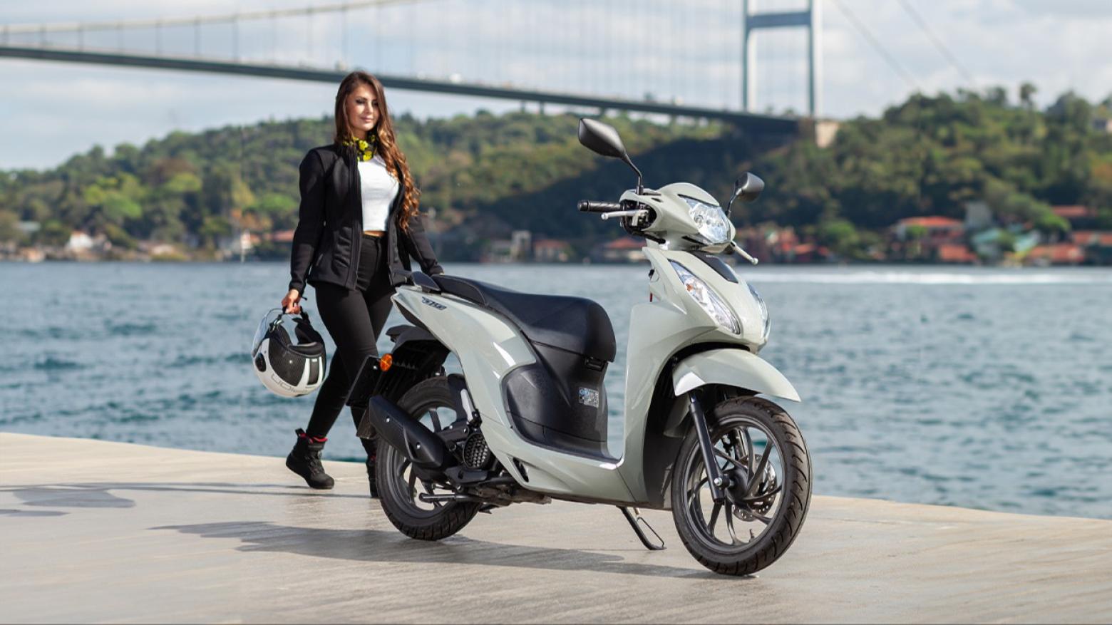 Honda Dio Motosiklet Özellikleri : Honda Dio 8.7hp Güç, 9nm. Tork, 102km/h Top Speed, 110cc Motor Hacmi,  Fiyat : 101500TL Fiyat, , 96kg Ağırlık, Ön/Arka(Disk/Kampana) Fren, Ön - Arka(80/90 R14 - 90/90 R14)