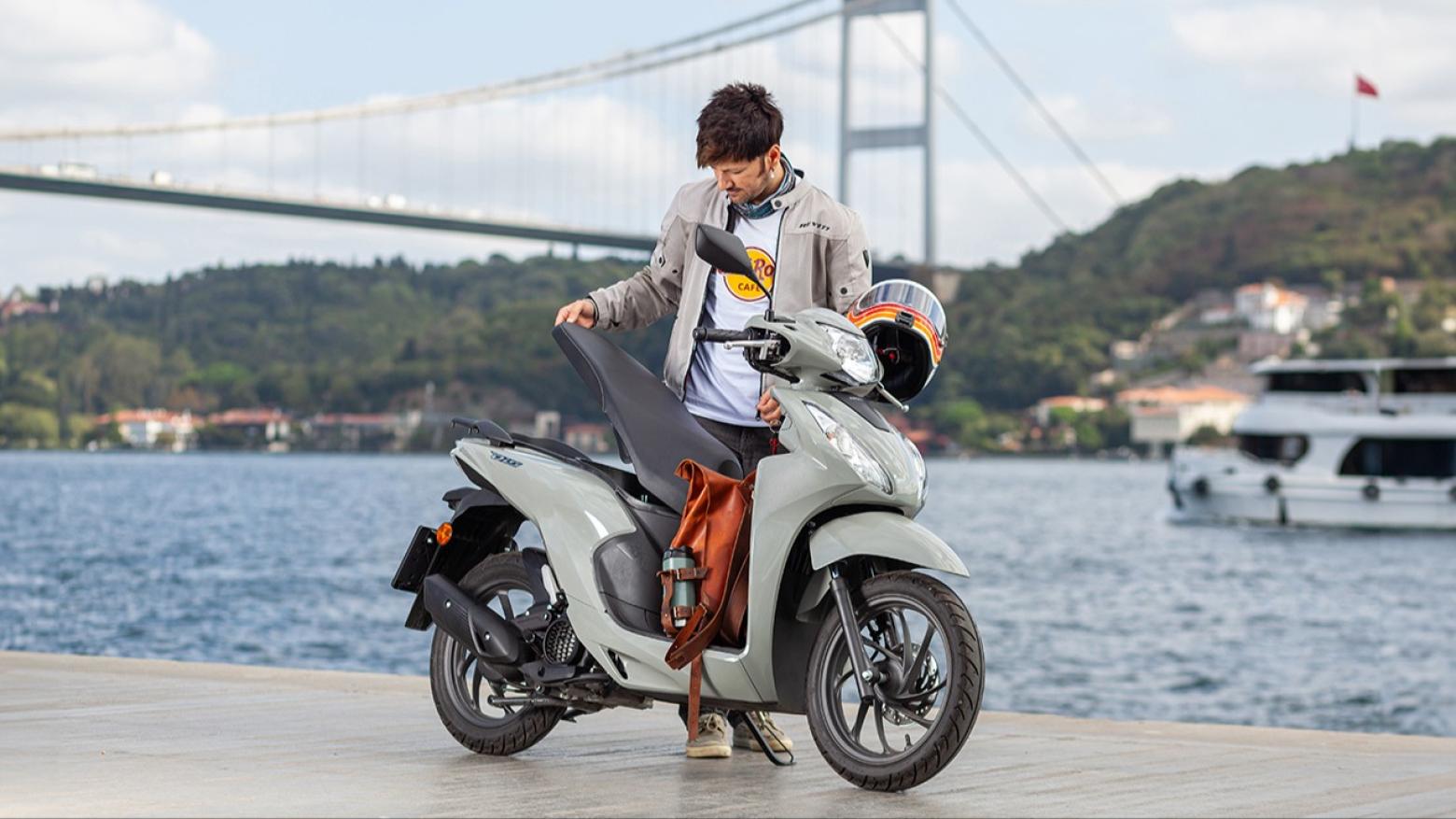 Honda Dio Motosiklet Özellikleri : Honda Dio 8.7hp Güç, 9nm. Tork, 102km/h Top Speed, 110cc Motor Hacmi,  Fiyat : 101500TL Fiyat, , 96kg Ağırlık, Ön/Arka(Disk/Kampana) Fren, Ön - Arka(80/90 R14 - 90/90 R14)