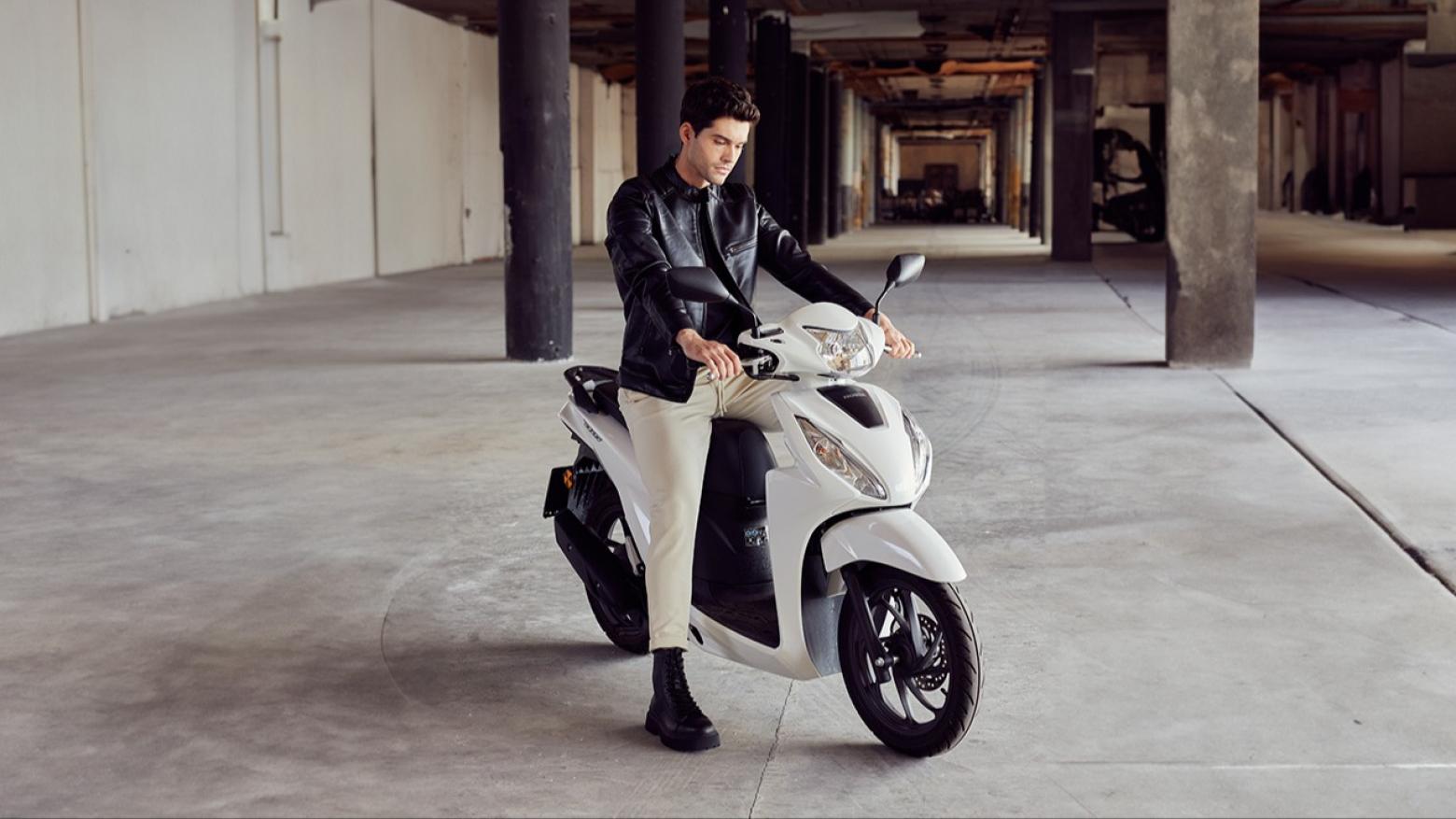 Honda Dio Motosiklet Özellikleri : Honda Dio 8.7hp Güç, 9nm. Tork, 102km/h Top Speed, 110cc Motor Hacmi,  Fiyat : 101500TL Fiyat, , 96kg Ağırlık, Ön/Arka(Disk/Kampana) Fren, Ön - Arka(80/90 R14 - 90/90 R14)