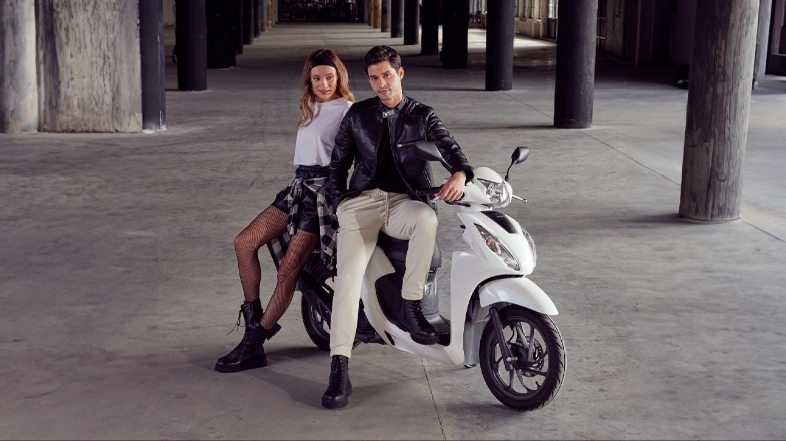 Honda Dio Motosiklet Özellikleri : Honda Dio 8.7hp Güç, 9nm. Tork, 102km/h Top Speed, 110cc Motor Hacmi,  Fiyat : 101500TL Fiyat, , 96kg Ağırlık, Ön/Arka(Disk/Kampana) Fren, Ön - Arka(80/90 R14 - 90/90 R14)