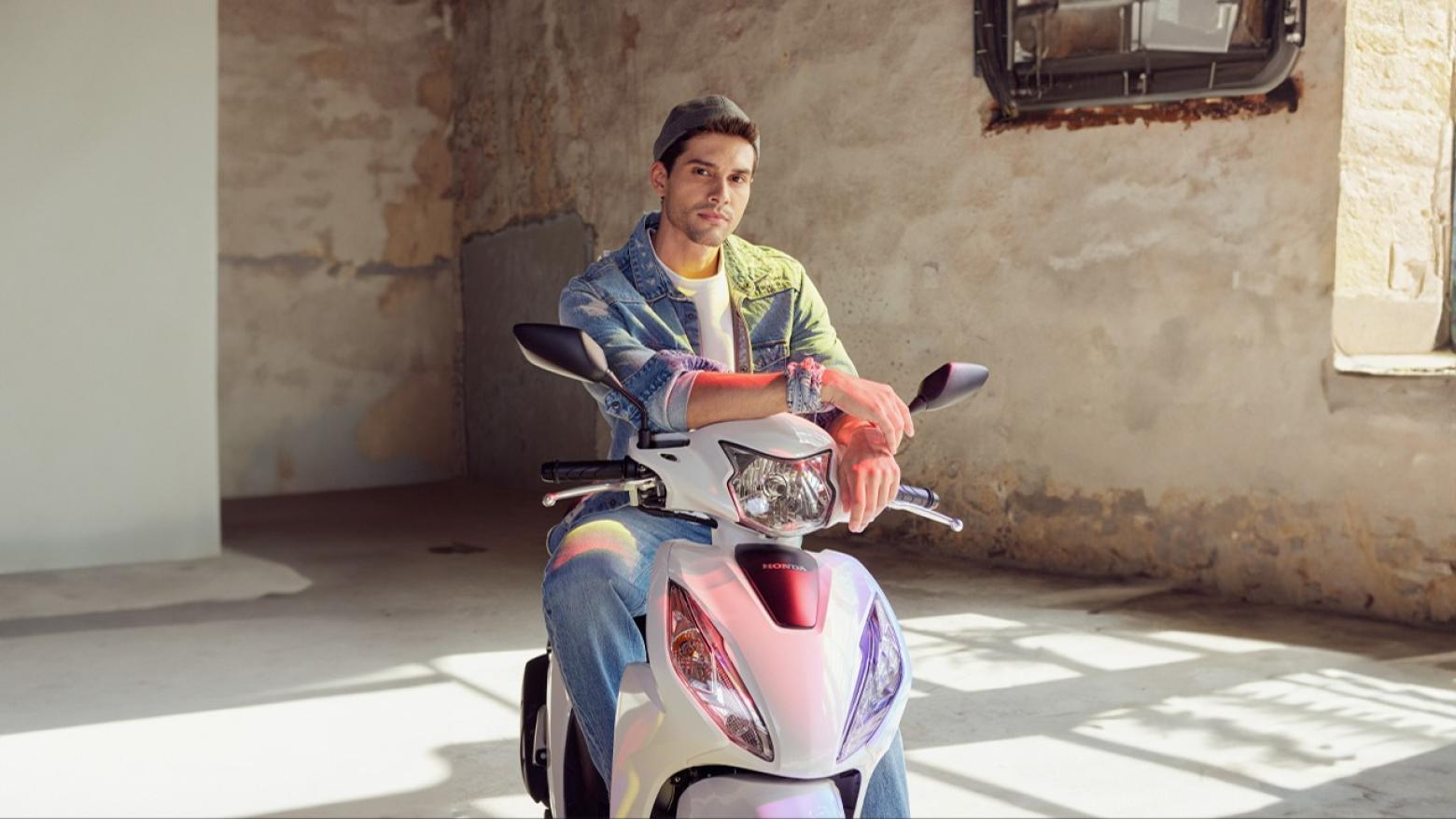 Honda Dio Motosiklet Özellikleri : Honda Dio 8.7hp Güç, 9nm. Tork, 102km/h Top Speed, 110cc Motor Hacmi,  Fiyat : 101500TL Fiyat, , 96kg Ağırlık, Ön/Arka(Disk/Kampana) Fren, Ön - Arka(80/90 R14 - 90/90 R14)