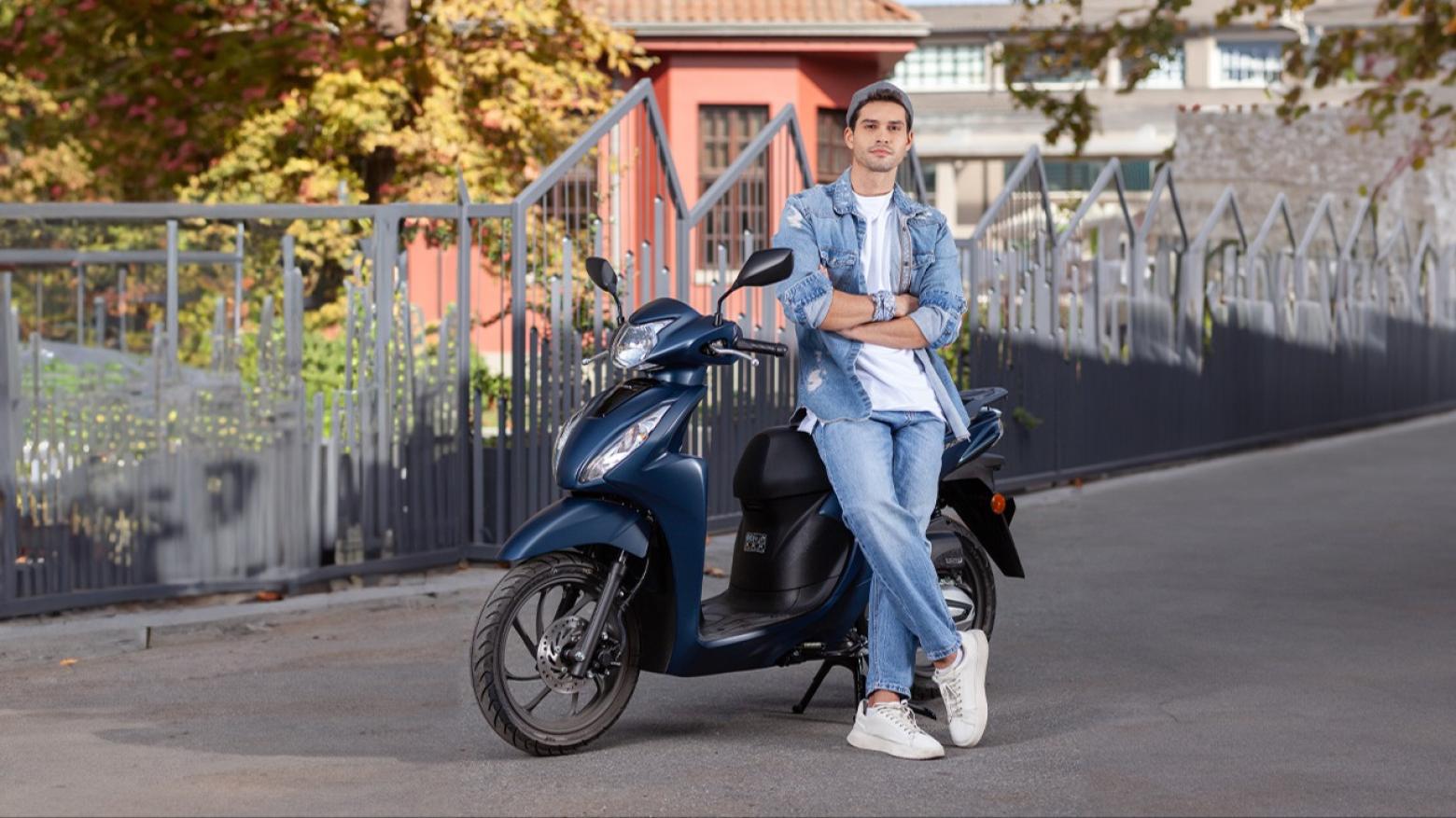 Honda Dio Motosiklet Özellikleri : Honda Dio 8.7hp Güç, 9nm. Tork, 102km/h Top Speed, 110cc Motor Hacmi,  Fiyat : 101500TL Fiyat, , 96kg Ağırlık, Ön/Arka(Disk/Kampana) Fren, Ön - Arka(80/90 R14 - 90/90 R14)