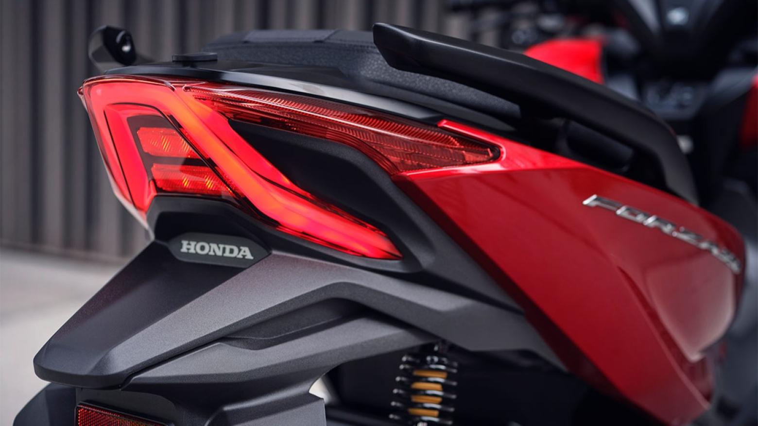 Honda Forza 250 Motosiklet Özellikleri : Honda Forza 250 23hp Güç, 23.4nm. Tork, 150km/h Top Speed, 250cc Motor Hacmi,  Fiyat : 243250TL Fiyat, , 184kg Ağırlık, Ön Arka Disk Abs Fren, Ön - Arka(120/70 R15 / 140/70 R14)