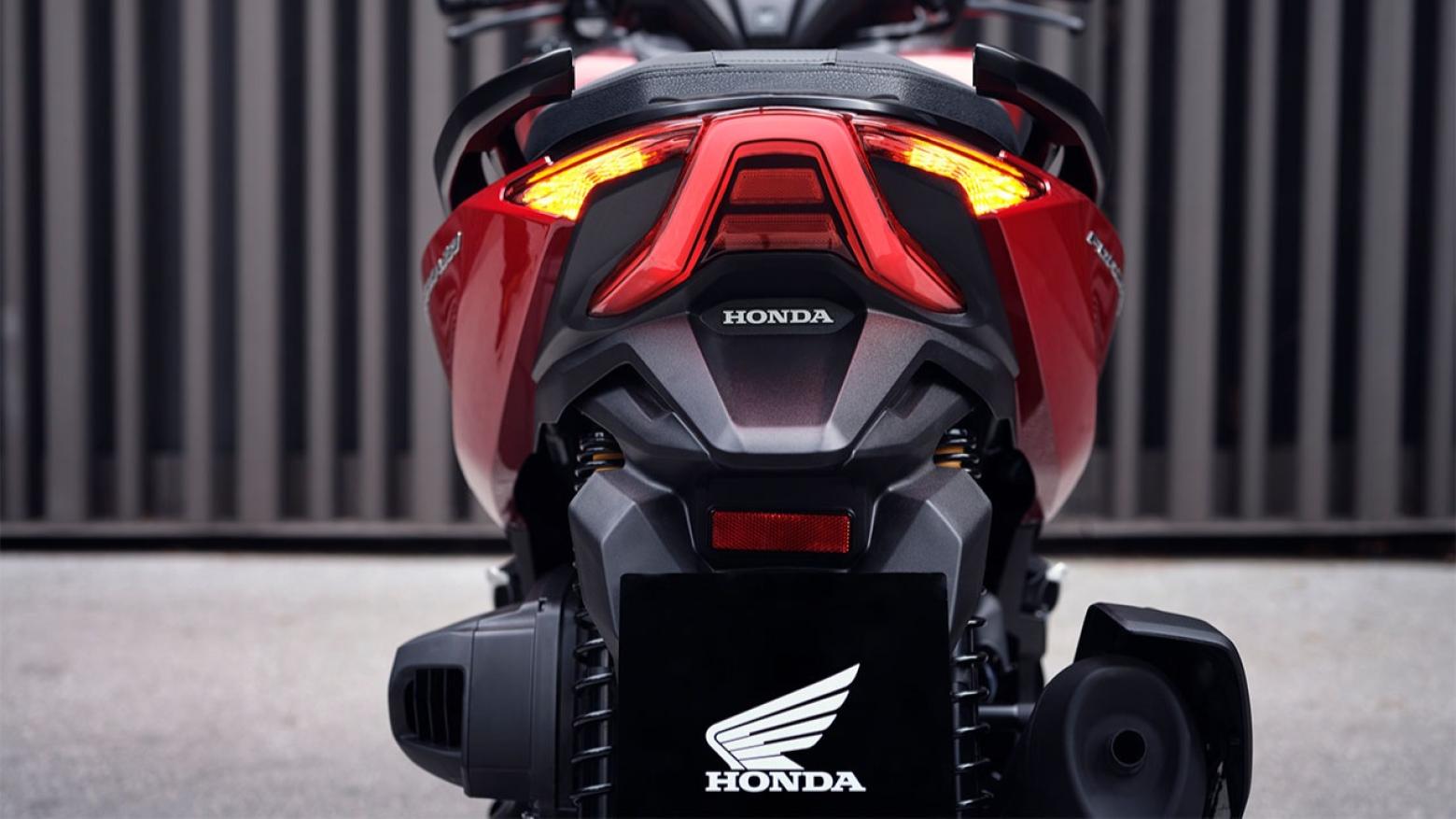 Honda Forza 250 Motosiklet Özellikleri : Honda Forza 250 23hp Güç, 23.4nm. Tork, 150km/h Top Speed, 250cc Motor Hacmi,  Fiyat : 243250TL Fiyat, , 184kg Ağırlık, Ön Arka Disk Abs Fren, Ön - Arka(120/70 R15 / 140/70 R14)