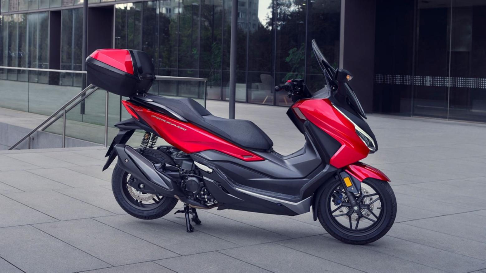 Honda Forza 250 Motosiklet Özellikleri : Honda Forza 250 23hp Güç, 23.4nm. Tork, 150km/h Top Speed, 250cc Motor Hacmi,  Fiyat : 243250TL Fiyat, , 184kg Ağırlık, Ön Arka Disk Abs Fren, Ön - Arka(120/70 R15 / 140/70 R14)