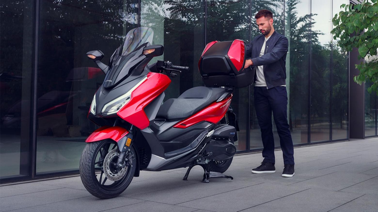 Honda Forza 250 Motosiklet Özellikleri : Honda Forza 250 23hp Güç, 23.4nm. Tork, 150km/h Top Speed, 250cc Motor Hacmi,  Fiyat : 243250TL Fiyat, , 184kg Ağırlık, Ön Arka Disk Abs Fren, Ön - Arka(120/70 R15 / 140/70 R14)