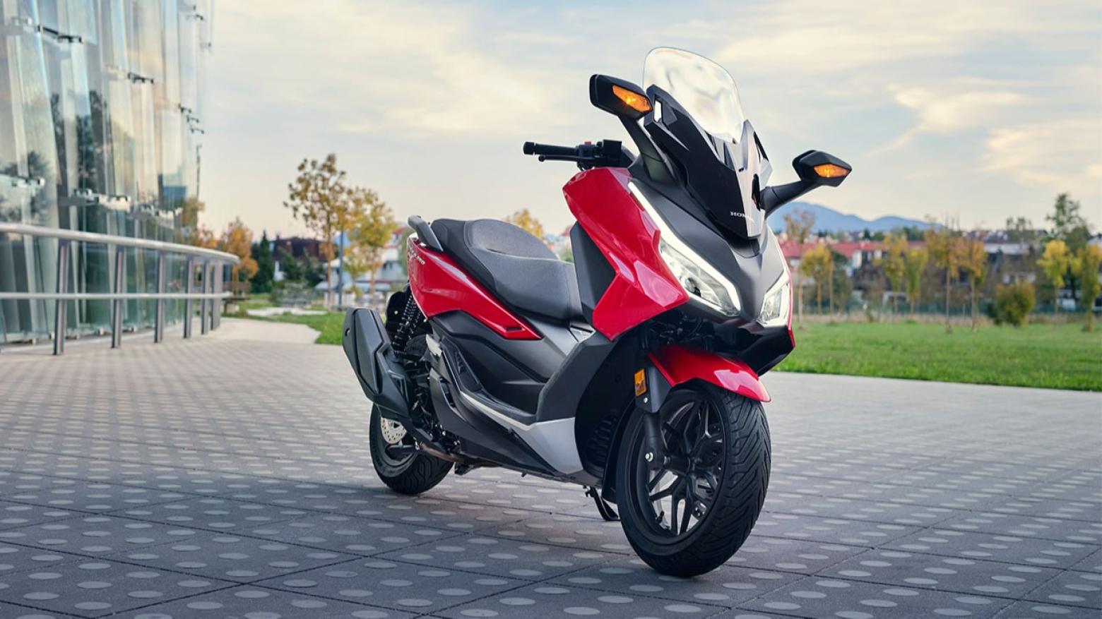 Honda Forza 250 Motosiklet Özellikleri : Honda Forza 250 23hp Güç, 23.4nm. Tork, 150km/h Top Speed, 250cc Motor Hacmi,  Fiyat : 243250TL Fiyat, , 184kg Ağırlık, Ön Arka Disk Abs Fren, Ön - Arka(120/70 R15 / 140/70 R14)