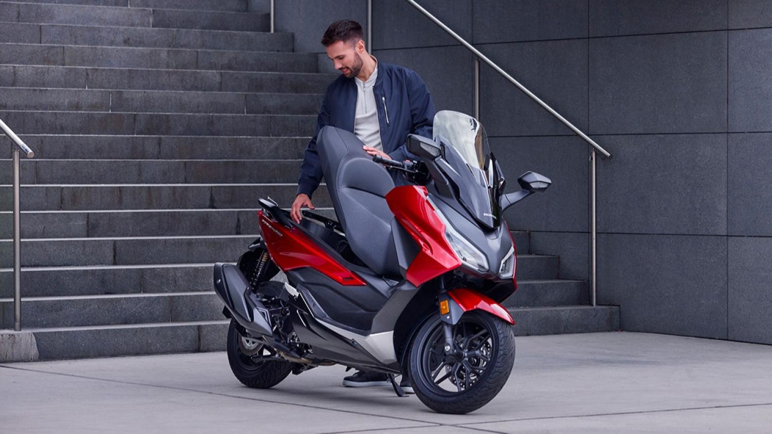 Honda Forza 250 Motosiklet Özellikleri : Honda Forza 250 23hp Güç, 23.4nm. Tork, 150km/h Top Speed, 250cc Motor Hacmi,  Fiyat : 243250TL Fiyat, , 184kg Ağırlık, Ön Arka Disk Abs Fren, Ön - Arka(120/70 R15 / 140/70 R14)