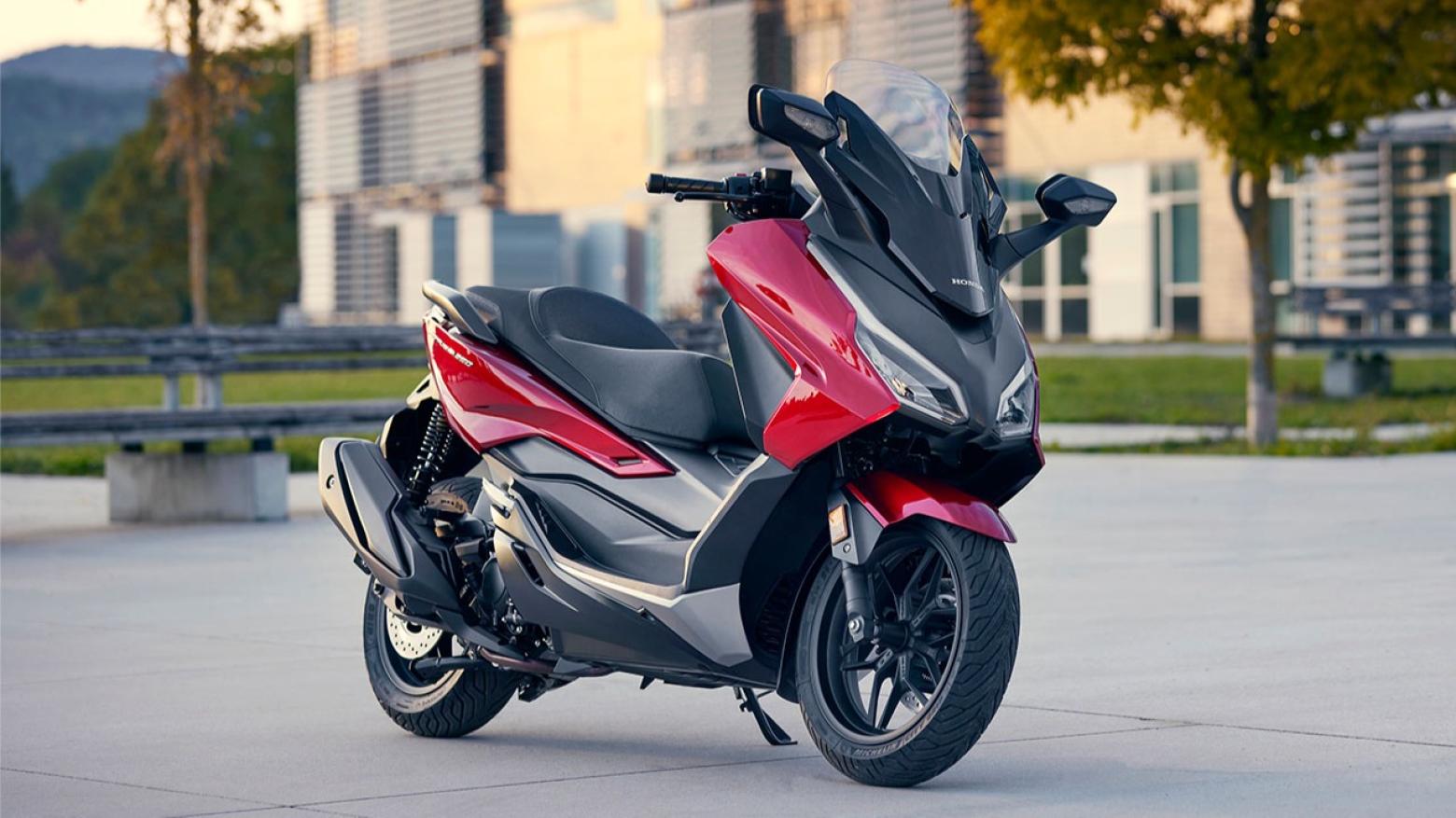 Honda Forza 250 Motosiklet Özellikleri : Honda Forza 250 23hp Güç, 23.4nm. Tork, 150km/h Top Speed, 250cc Motor Hacmi,  Fiyat : 243250TL Fiyat, , 184kg Ağırlık, Ön Arka Disk Abs Fren, Ön - Arka(120/70 R15 / 140/70 R14)