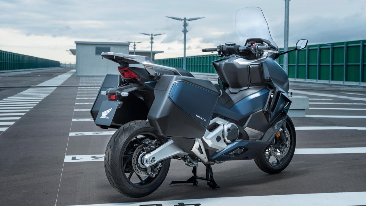 Honda Forza 750 Motosiklet Özellikleri : Honda Forza 750 58.5hp Güç, 69nm. Tork, 220km/h Top Speed, 750cc Motor Hacmi,  Fiyat : 656250TL Fiyat, , 235kg Ağırlık, Ön / Arka (Çift Disk / Tek Disk) 2 Kanallı ABS Fren, Ön - Arka(120/70 R17 / 160/60 R15)