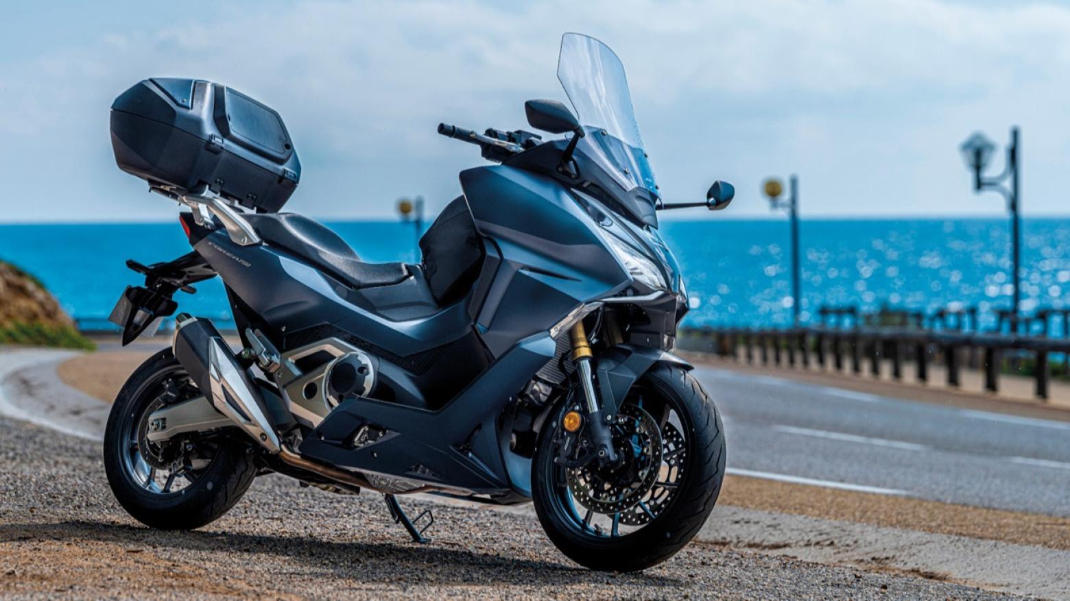 Honda Forza 750 Motosiklet Özellikleri : Honda Forza 750 58.5hp Güç, 69nm. Tork, 220km/h Top Speed, 750cc Motor Hacmi,  Fiyat : 656250TL Fiyat, , 235kg Ağırlık, Ön / Arka (Çift Disk / Tek Disk) 2 Kanallı ABS Fren, Ön - Arka(120/70 R17 / 160/60 R15)