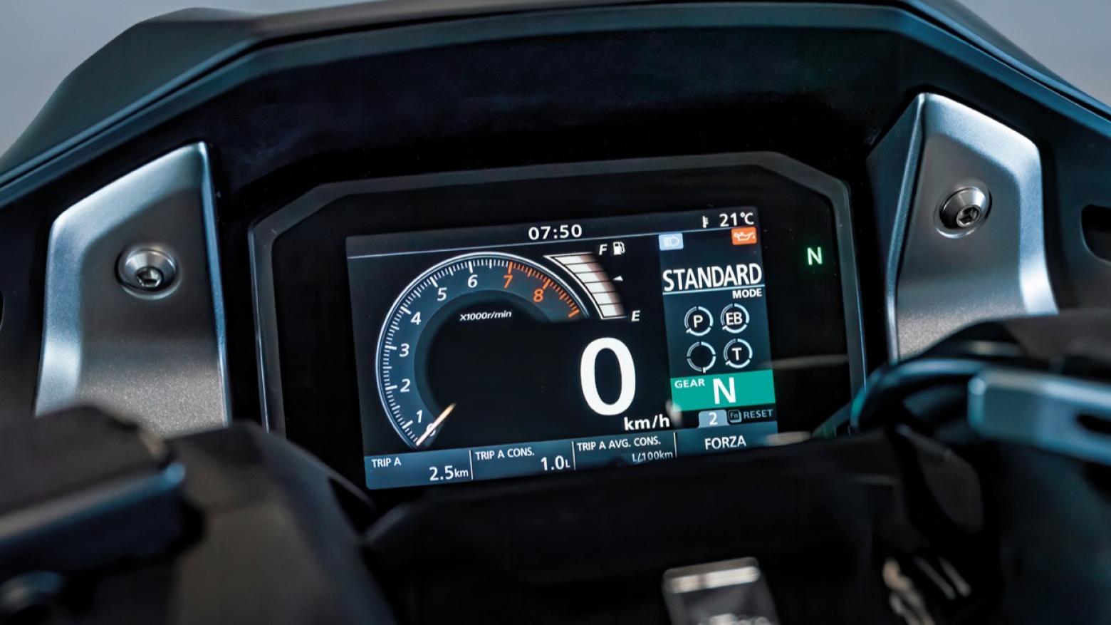 Honda Forza 750 Motosiklet Özellikleri : Honda Forza 750 58.5hp Güç, 69nm. Tork, 220km/h Top Speed, 750cc Motor Hacmi,  Fiyat : 656250TL Fiyat, , 235kg Ağırlık, Ön / Arka (Çift Disk / Tek Disk) 2 Kanallı ABS Fren, Ön - Arka(120/70 R17 / 160/60 R15)