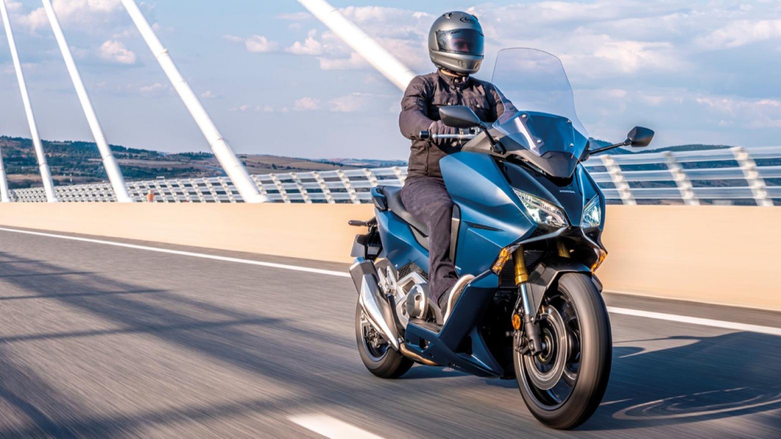 Honda Forza 750 Motosiklet Özellikleri : Honda Forza 750 58.5hp Güç, 69nm. Tork, 220km/h Top Speed, 750cc Motor Hacmi,  Fiyat : 656250TL Fiyat, , 235kg Ağırlık, Ön / Arka (Çift Disk / Tek Disk) 2 Kanallı ABS Fren, Ön - Arka(120/70 R17 / 160/60 R15)
