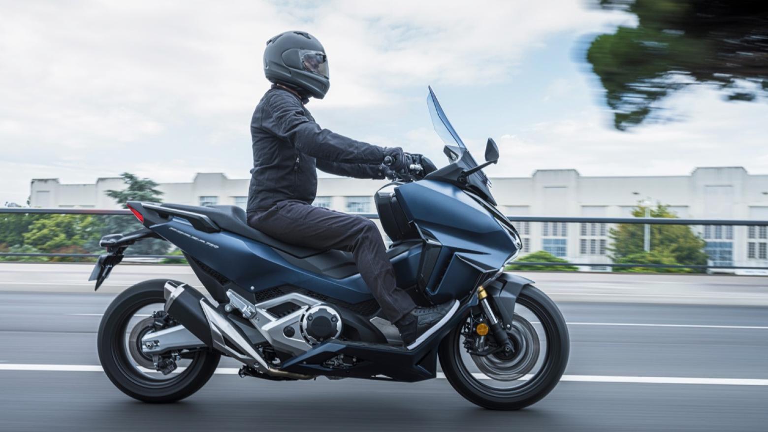 Honda Forza 750 Motosiklet Özellikleri : Honda Forza 750 58.5hp Güç, 69nm. Tork, 220km/h Top Speed, 750cc Motor Hacmi,  Fiyat : 656250TL Fiyat, , 235kg Ağırlık, Ön / Arka (Çift Disk / Tek Disk) 2 Kanallı ABS Fren, Ön - Arka(120/70 R17 / 160/60 R15)