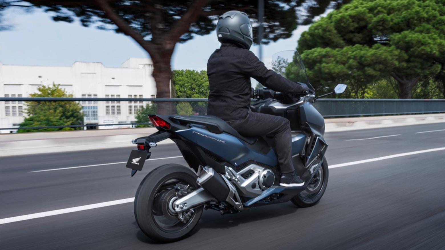 Honda Forza 750 Motosiklet Özellikleri : Honda Forza 750 58.5hp Güç, 69nm. Tork, 220km/h Top Speed, 750cc Motor Hacmi,  Fiyat : 656250TL Fiyat, , 235kg Ağırlık, Ön / Arka (Çift Disk / Tek Disk) 2 Kanallı ABS Fren, Ön - Arka(120/70 R17 / 160/60 R15)