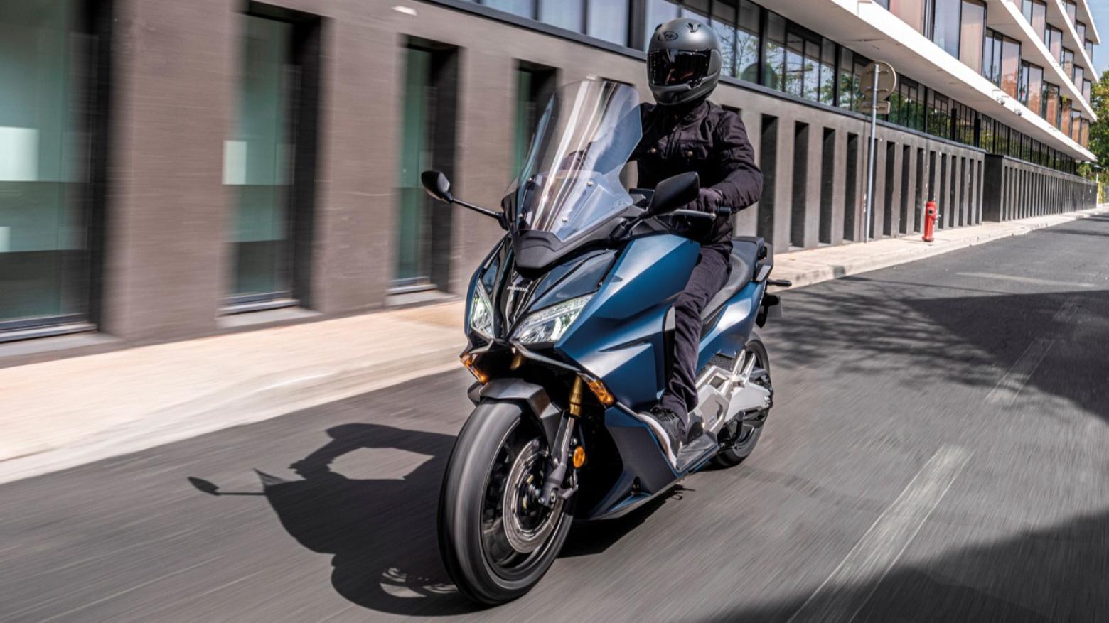 Honda Forza 750 Motosiklet Özellikleri : Honda Forza 750 58.5hp Güç, 69nm. Tork, 220km/h Top Speed, 750cc Motor Hacmi,  Fiyat : 656250TL Fiyat, , 235kg Ağırlık, Ön / Arka (Çift Disk / Tek Disk) 2 Kanallı ABS Fren, Ön - Arka(120/70 R17 / 160/60 R15)