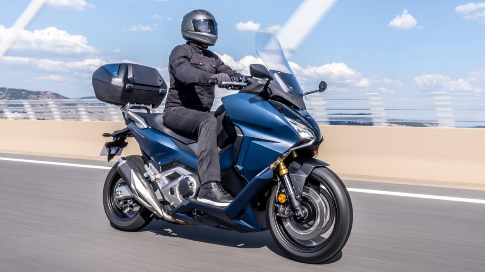 Honda Forza 750 Motosiklet Özellikleri : Honda Forza 750 58.5hp Güç, 69nm. Tork, 220km/h Top Speed, 750cc Motor Hacmi,  Fiyat : 656250TL Fiyat, , 235kg Ağırlık, Ön / Arka (Çift Disk / Tek Disk) 2 Kanallı ABS Fren, Ön - Arka(120/70 R17 / 160/60 R15)