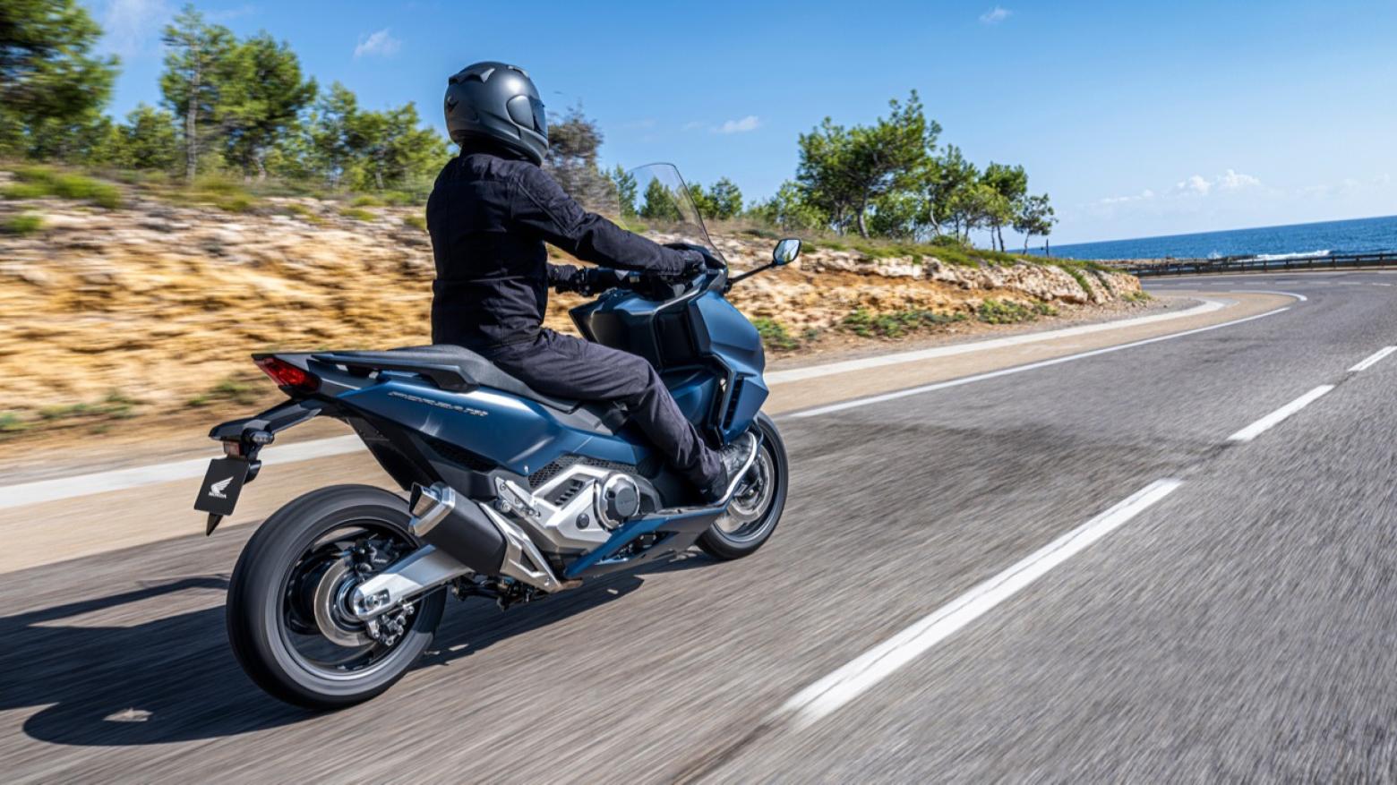 Honda Forza 750 Motosiklet Özellikleri : Honda Forza 750 58.5hp Güç, 69nm. Tork, 220km/h Top Speed, 750cc Motor Hacmi,  Fiyat : 656250TL Fiyat, , 235kg Ağırlık, Ön / Arka (Çift Disk / Tek Disk) 2 Kanallı ABS Fren, Ön - Arka(120/70 R17 / 160/60 R15)