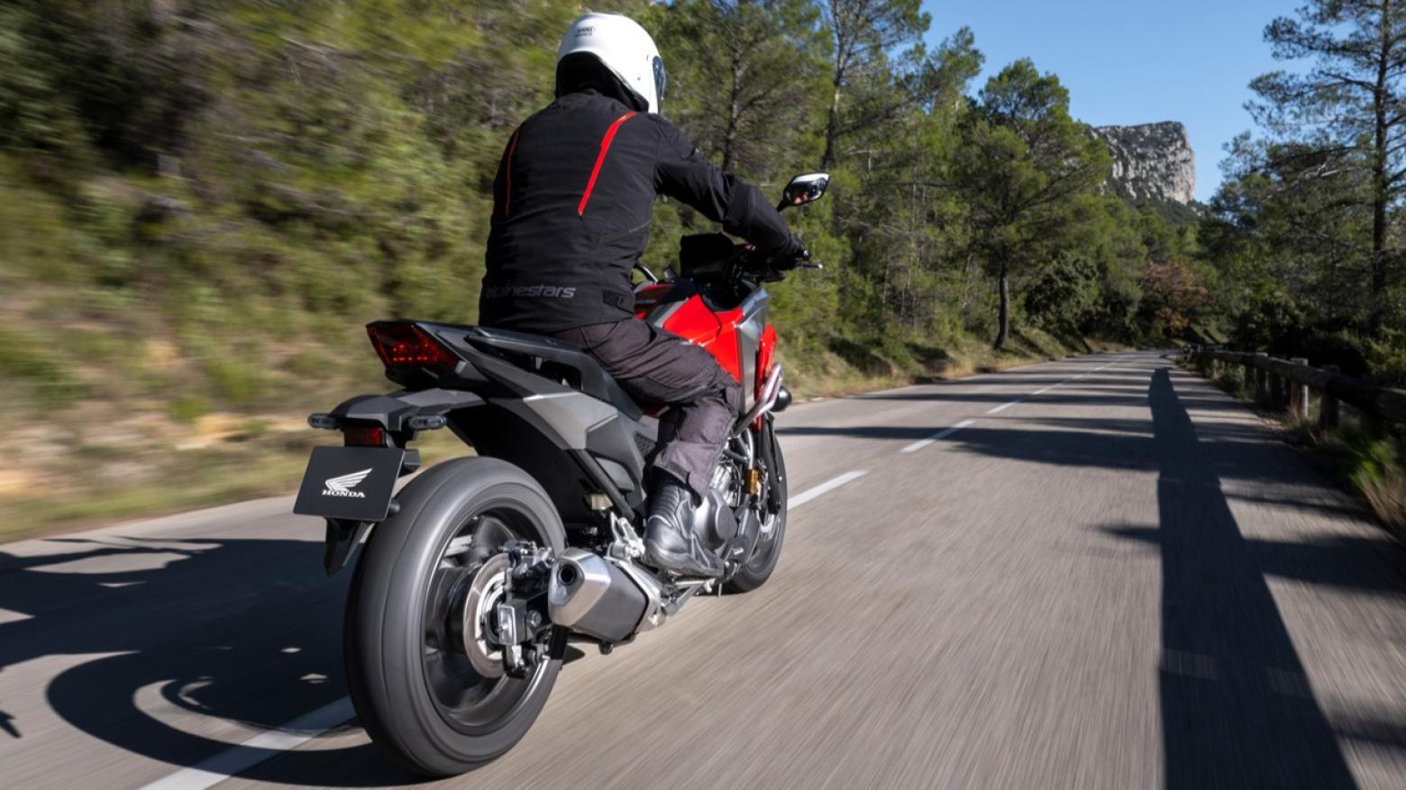 Honda NC750X Motosiklet Özellikleri : Honda NC750X 58.5hp Güç, 69nm. Tork, 200km/h Top Speed, 750cc Motor Hacmi,  Fiyat : 491750TL Fiyat, , 214kg Ağırlık, Ön / Arka (320 mm 2 piston kaliperli tek dalgalı hidrolik disk / 240 mm tek piston kaliperli tek dalgalı hidrolik disk) 2 Kanallı ABS Fren, Ön - Arka(120/70 R17 / 160/60 R17)