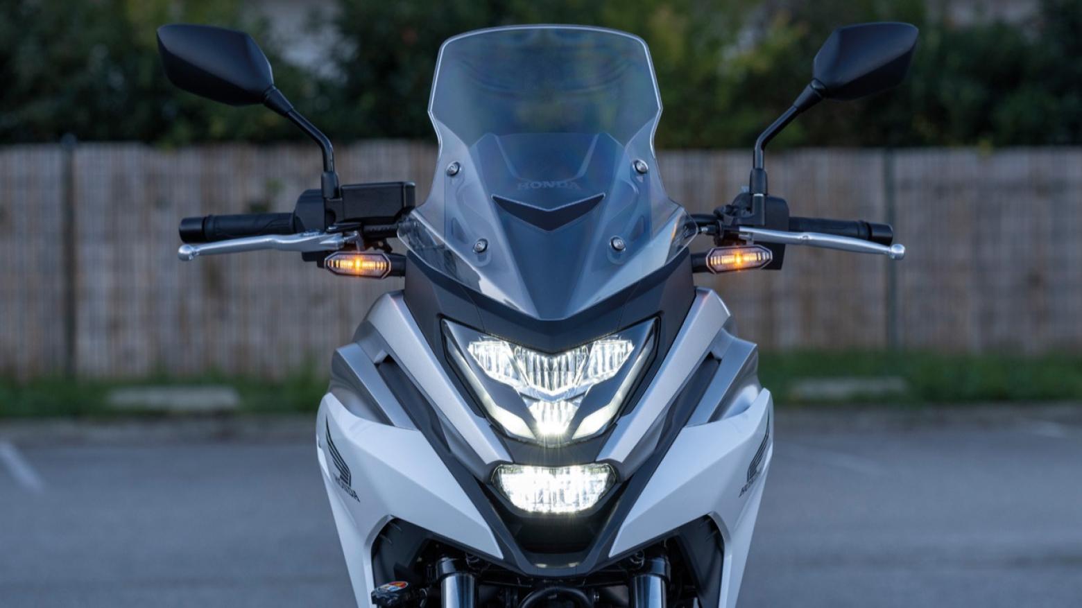 Honda NC750X Motosiklet Özellikleri : Honda NC750X 58.5hp Güç, 69nm. Tork, 200km/h Top Speed, 750cc Motor Hacmi,  Fiyat : 491750TL Fiyat, , 214kg Ağırlık, Ön / Arka (320 mm 2 piston kaliperli tek dalgalı hidrolik disk / 240 mm tek piston kaliperli tek dalgalı hidrolik disk) 2 Kanallı ABS Fren, Ön - Arka(120/70 R17 / 160/60 R17)
