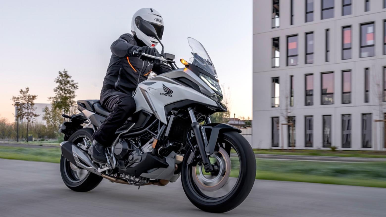 Honda NC750X Motosiklet Özellikleri : Honda NC750X 58.5hp Güç, 69nm. Tork, 200km/h Top Speed, 750cc Motor Hacmi,  Fiyat : 491750TL Fiyat, , 214kg Ağırlık, Ön / Arka (320 mm 2 piston kaliperli tek dalgalı hidrolik disk / 240 mm tek piston kaliperli tek dalgalı hidrolik disk) 2 Kanallı ABS Fren, Ön - Arka(120/70 R17 / 160/60 R17)