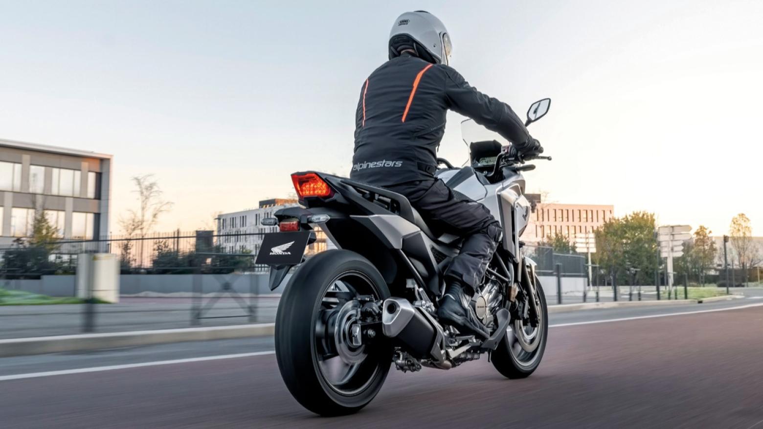 Honda NC750X Motosiklet Özellikleri : Honda NC750X 58.5hp Güç, 69nm. Tork, 200km/h Top Speed, 750cc Motor Hacmi,  Fiyat : 491750TL Fiyat, , 214kg Ağırlık, Ön / Arka (320 mm 2 piston kaliperli tek dalgalı hidrolik disk / 240 mm tek piston kaliperli tek dalgalı hidrolik disk) 2 Kanallı ABS Fren, Ön - Arka(120/70 R17 / 160/60 R17)