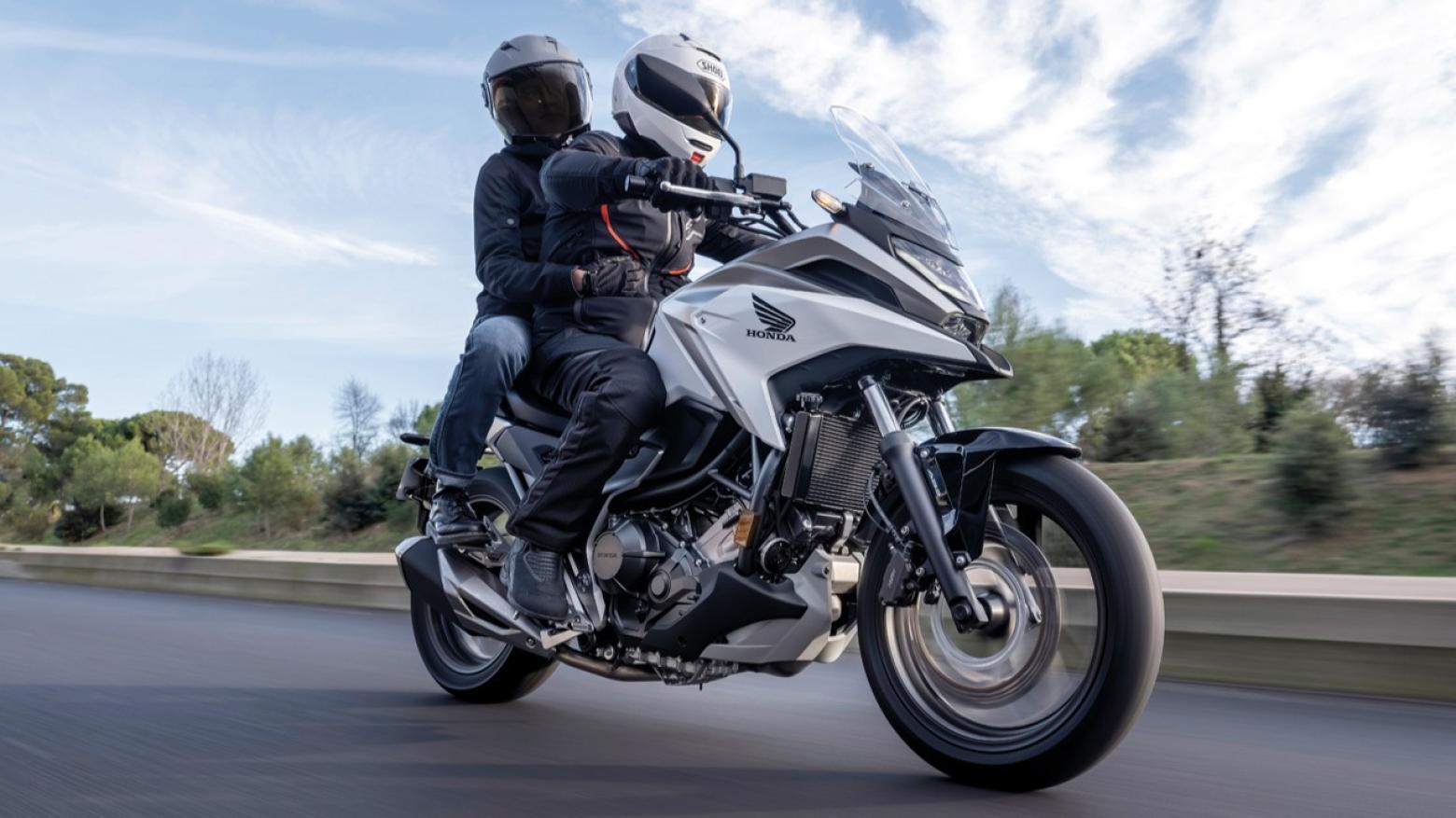 Honda NC750X Motosiklet Özellikleri : Honda NC750X 58.5hp Güç, 69nm. Tork, 200km/h Top Speed, 750cc Motor Hacmi,  Fiyat : 491750TL Fiyat, , 214kg Ağırlık, Ön / Arka (320 mm 2 piston kaliperli tek dalgalı hidrolik disk / 240 mm tek piston kaliperli tek dalgalı hidrolik disk) 2 Kanallı ABS Fren, Ön - Arka(120/70 R17 / 160/60 R17)
