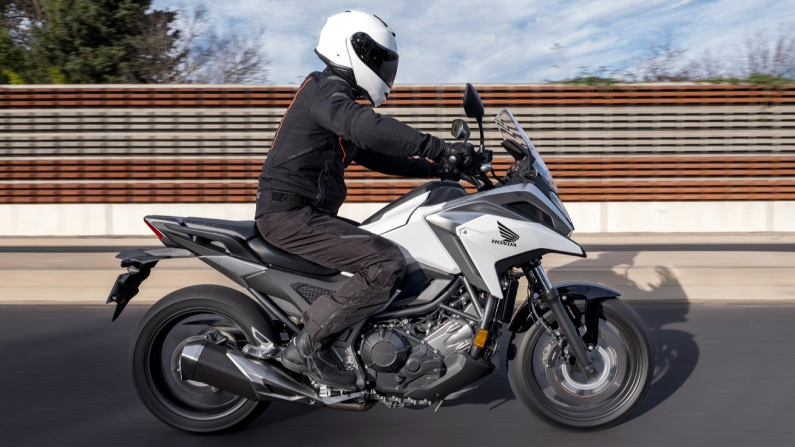 Honda NC750X Motosiklet Özellikleri : Honda NC750X 58.5hp Güç, 69nm. Tork, 200km/h Top Speed, 750cc Motor Hacmi,  Fiyat : 491750TL Fiyat, , 214kg Ağırlık, Ön / Arka (320 mm 2 piston kaliperli tek dalgalı hidrolik disk / 240 mm tek piston kaliperli tek dalgalı hidrolik disk) 2 Kanallı ABS Fren, Ön - Arka(120/70 R17 / 160/60 R17)