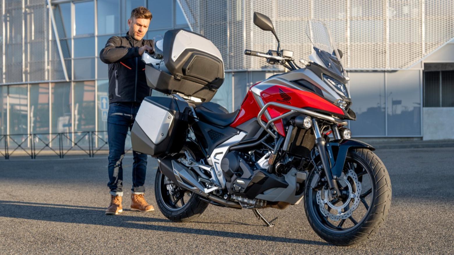 Honda NC750X Motosiklet Özellikleri : Honda NC750X 58.5hp Güç, 69nm. Tork, 200km/h Top Speed, 750cc Motor Hacmi,  Fiyat : 491750TL Fiyat, , 214kg Ağırlık, Ön / Arka (320 mm 2 piston kaliperli tek dalgalı hidrolik disk / 240 mm tek piston kaliperli tek dalgalı hidrolik disk) 2 Kanallı ABS Fren, Ön - Arka(120/70 R17 / 160/60 R17)