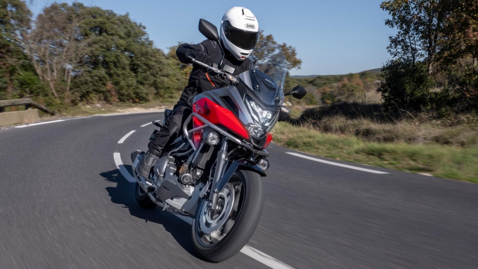 Honda NC750X Motosiklet Özellikleri : Honda NC750X 58.5hp Güç, 69nm. Tork, 200km/h Top Speed, 750cc Motor Hacmi,  Fiyat : 491750TL Fiyat, , 214kg Ağırlık, Ön / Arka (320 mm 2 piston kaliperli tek dalgalı hidrolik disk / 240 mm tek piston kaliperli tek dalgalı hidrolik disk) 2 Kanallı ABS Fren, Ön - Arka(120/70 R17 / 160/60 R17)
