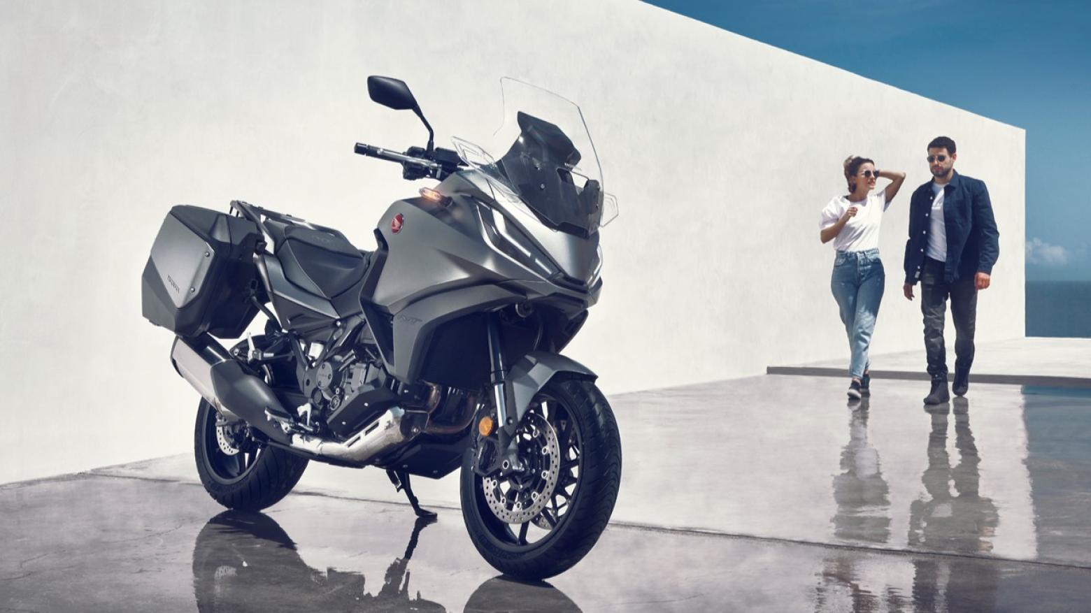 Honda NT1100 Motosiklet Özellikleri : Honda NT1100 102hp Güç, 104nm. Tork, 215km/h Top Speed, 1000cc Üstü,  Fiyat : 717500TL Fiyat, , 238kg Ağırlık, Ön / Arka (310 mm çapında radyal monte edilen 4 piston kaliperli çift disk / 256 mm çapında tek piston kaliperli tek disk) 2 Kanallı ABS Fren, Ön - Arka(120/70/ R17 / 180/55/ R17)